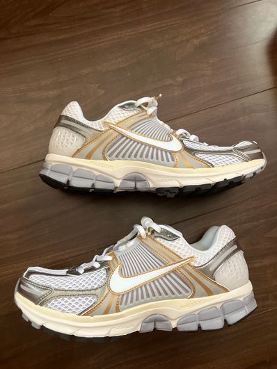 Nike Zoom Vomero 5 "Platinum Tint/Metallic Pewter/Metallic Gold/White"