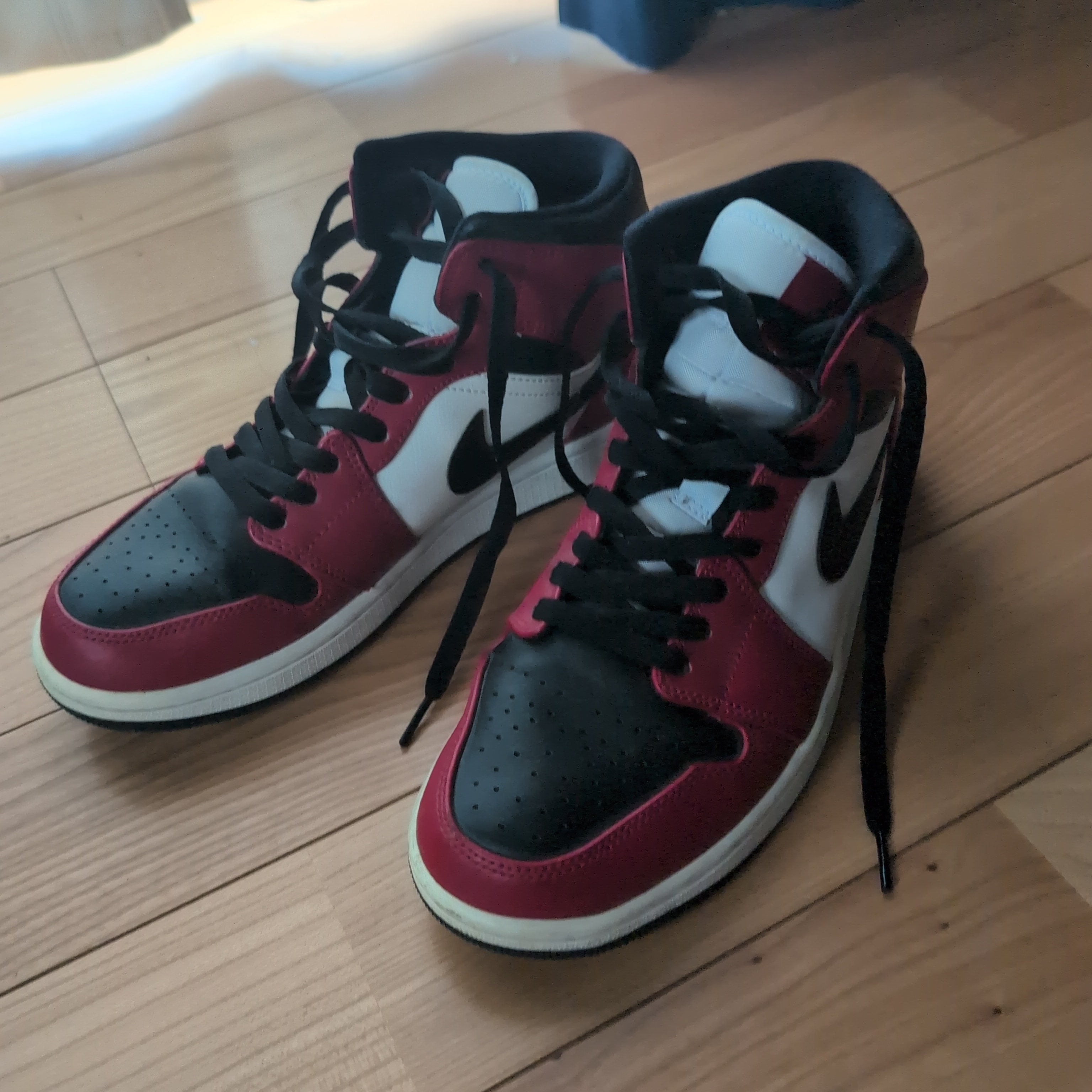 Nike Air Jordan 1 Mid "Chicago Black Toe"