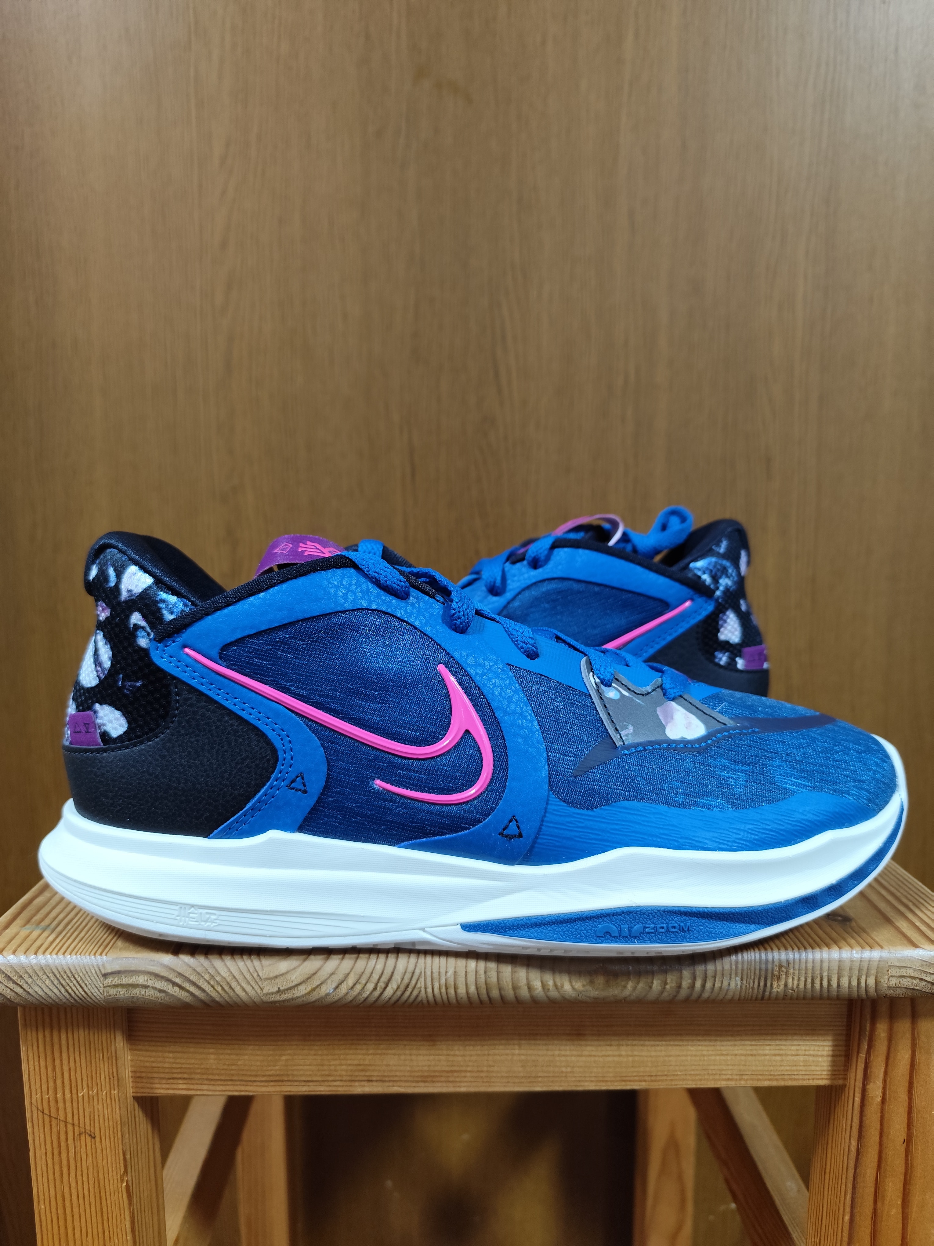 ナイキ カイリー ロー 5 "ダーク マリーナ ブルー/ブラック/バイオテック/ピンクサイクル"