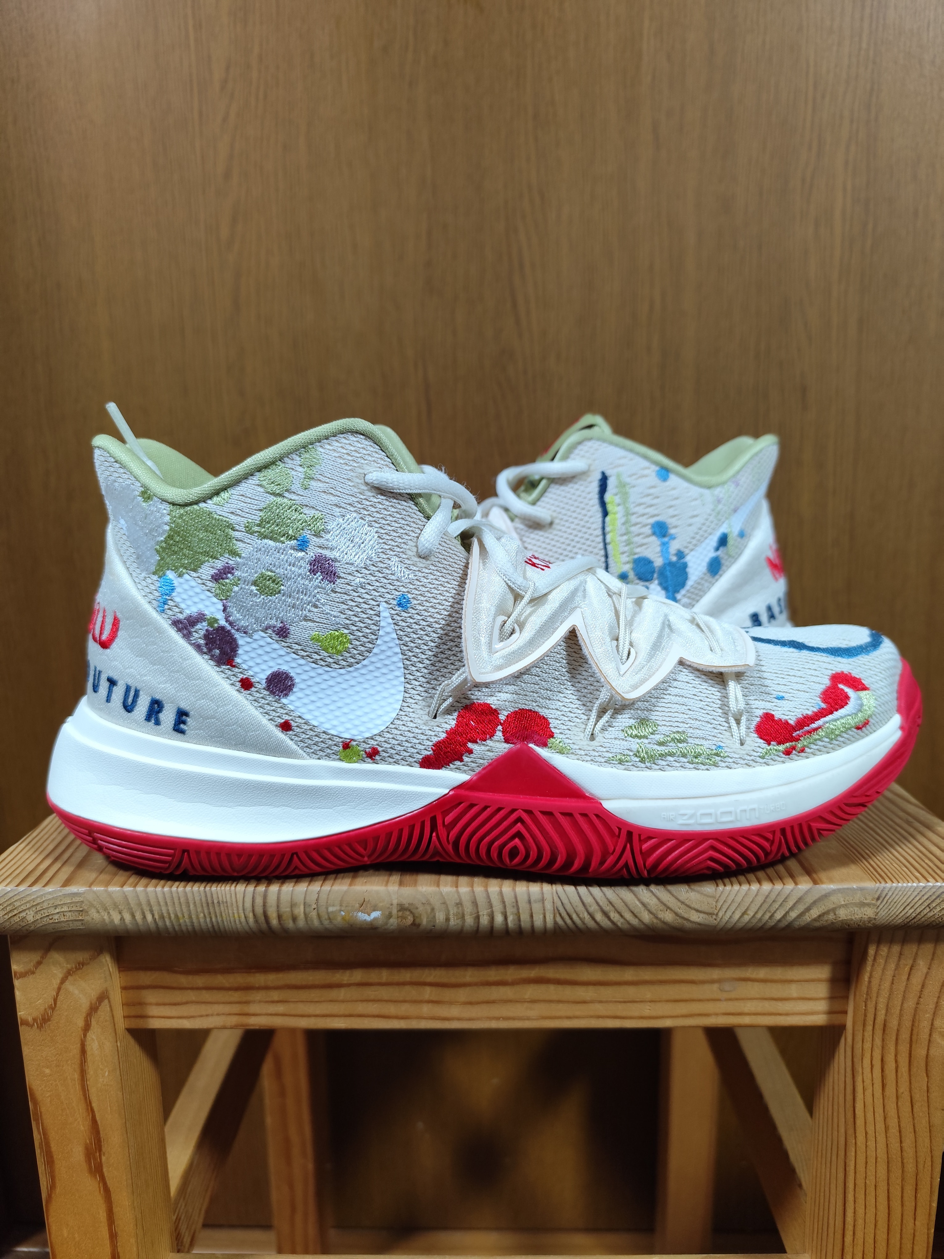 ナイキ × バンデュール カイリー5 "マルチ/レッド"