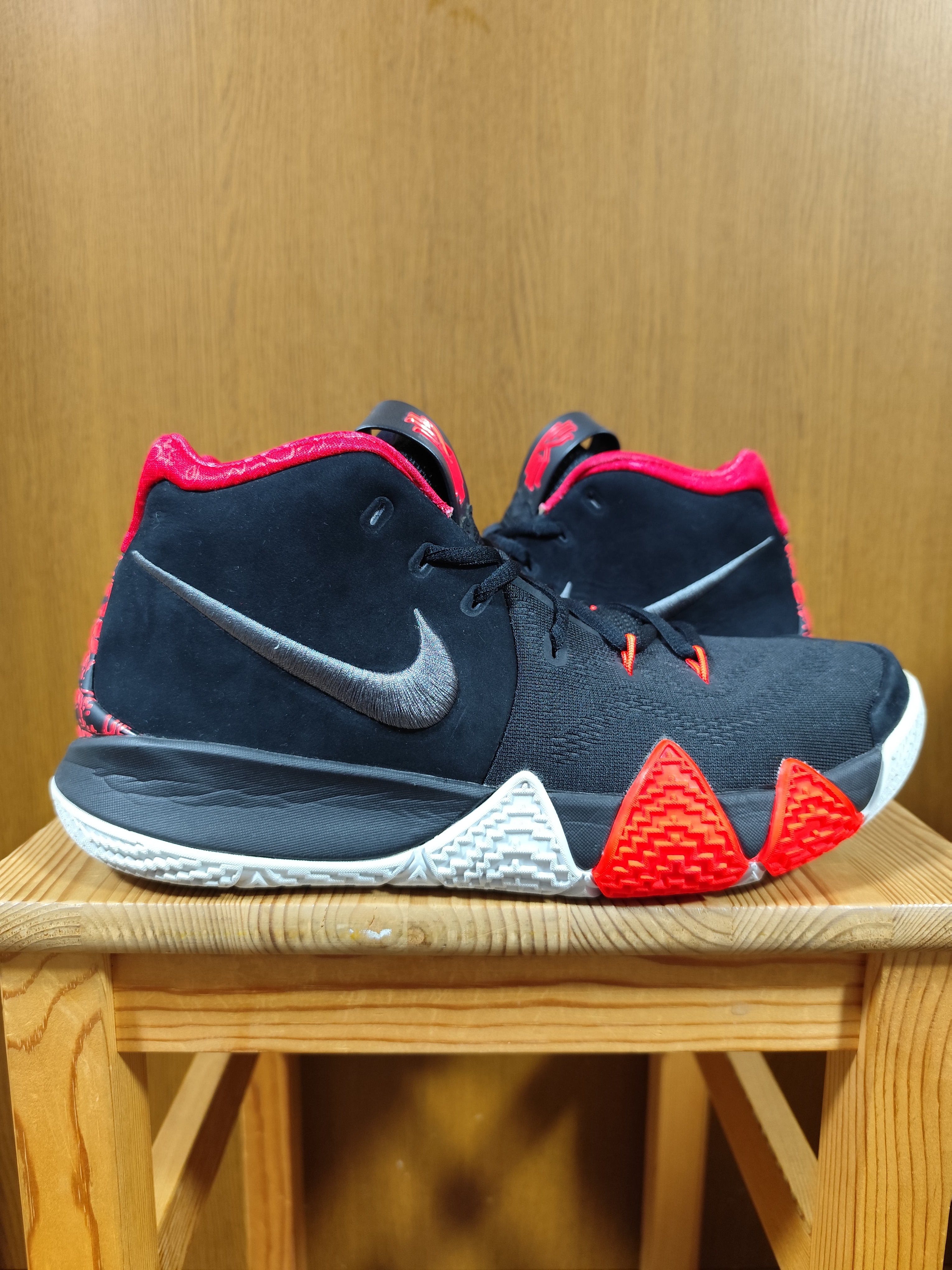 ナイキ カイリー 4 シンク 16 "ブラック/トータル クリムゾン"