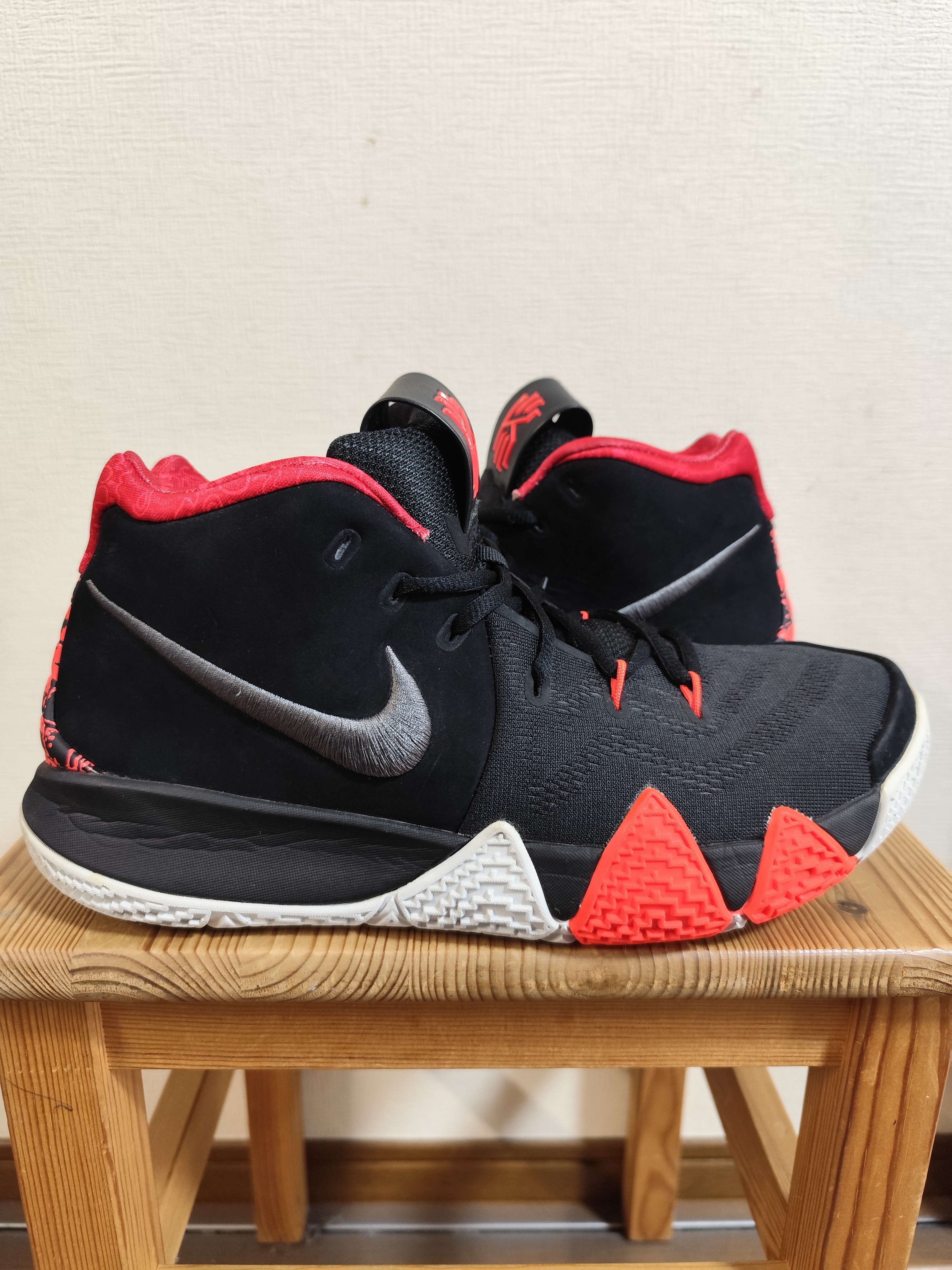 ナイキ カイリー 4 シンク 16 "ブラック/トータル クリムゾン"