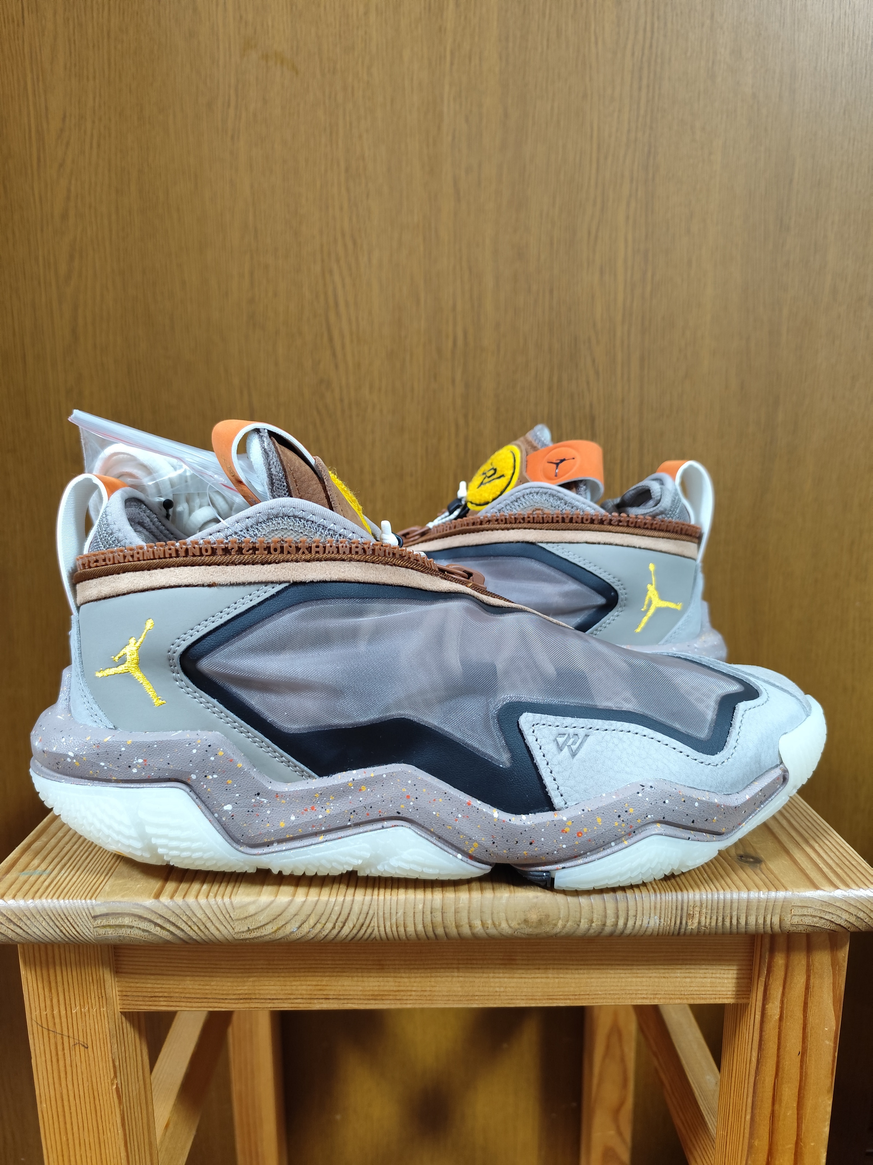 オナー ザ ギフト® × ナイキ ジョーダン ワイノット.6 "ムーン フォッシル"