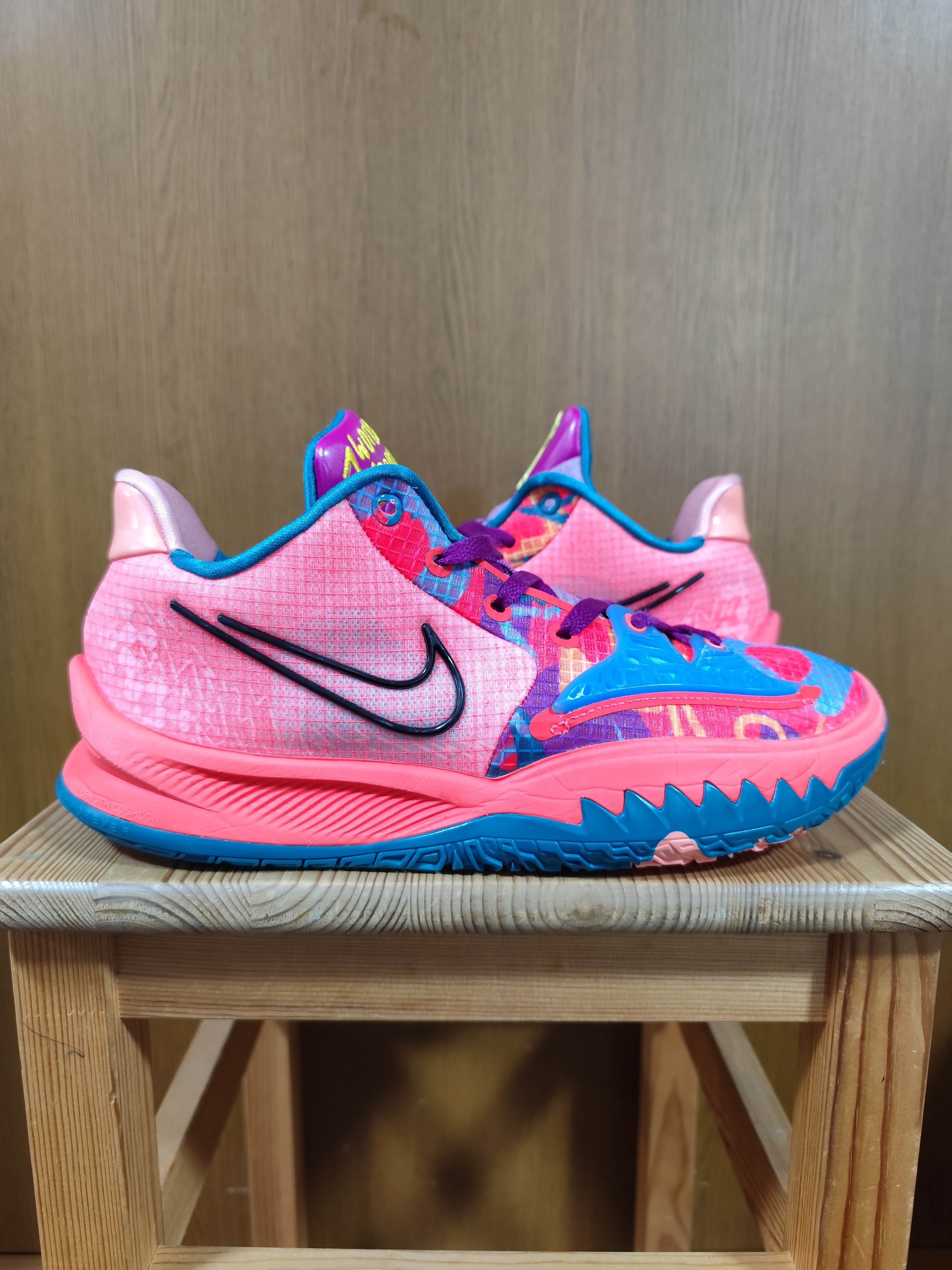 ナイキ カイリー 4 ロー "1ワールド 1ピーポー"