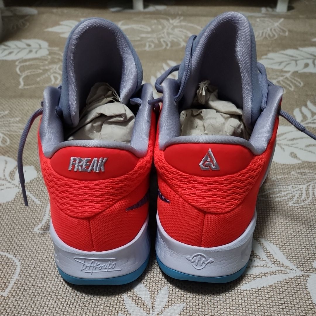 NIKE ZOOM FREAK 4 ヤニス・アデトクンボ 25.5cm バッシュ Freak(フリーク) 人気・新作スニーカー 新品/中古通販