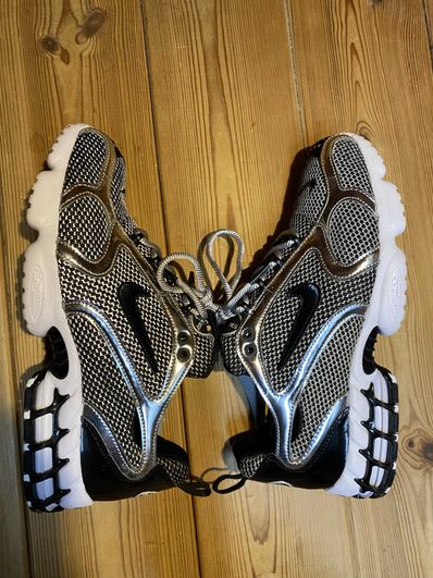 STUSSY × NIKE AIR ZOOM SPIRIDON CAGED "PURE PLATINUM/BLACK-WHITE"