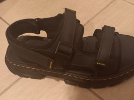 ドクターマーチン フォースター マルチストラップサンダル "ブラック"