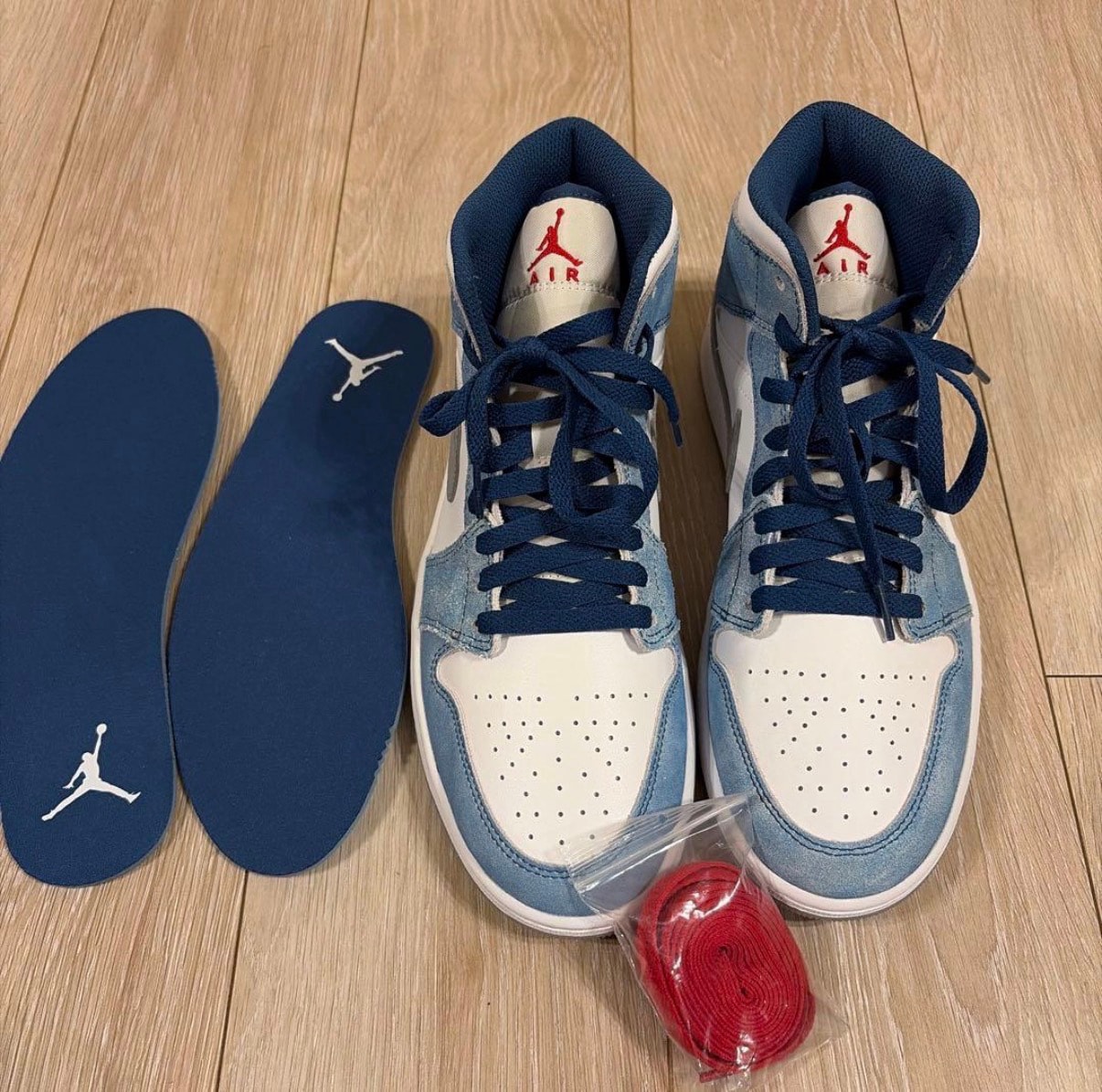 Nike Air Jordan 1 Mid SE "White/Hyper Royal/Red"