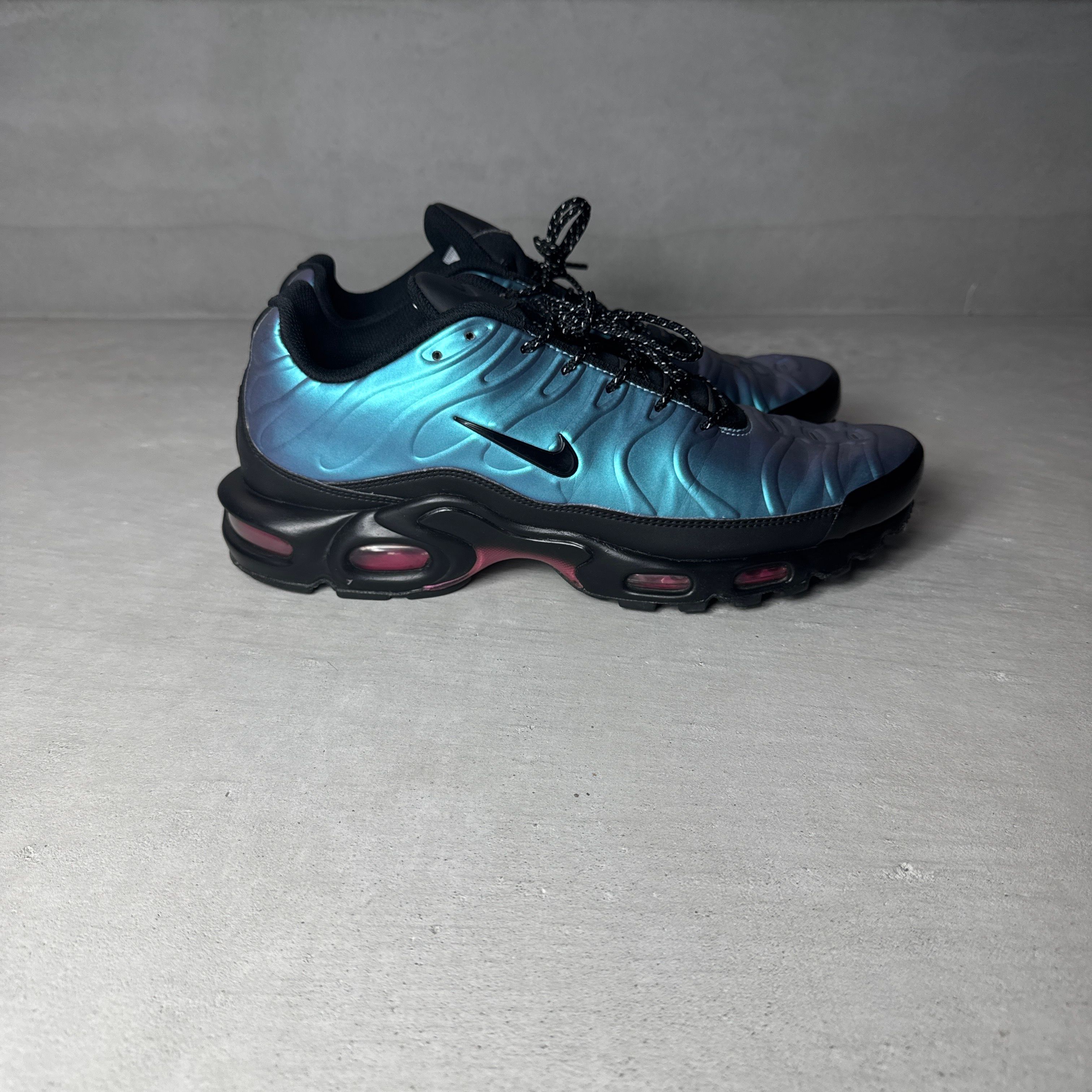 NIKE AIR MAX PLUS THROWBACK FUTURE