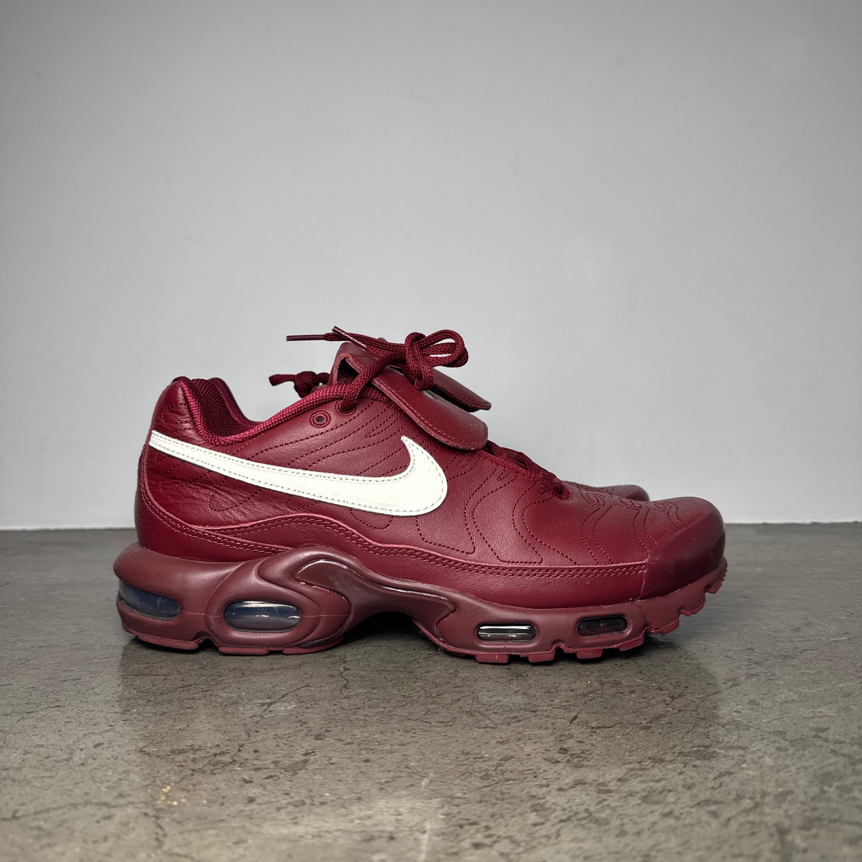 ナイキ エアマックスプラス ティエンポ "チームレッド アンド セイル"