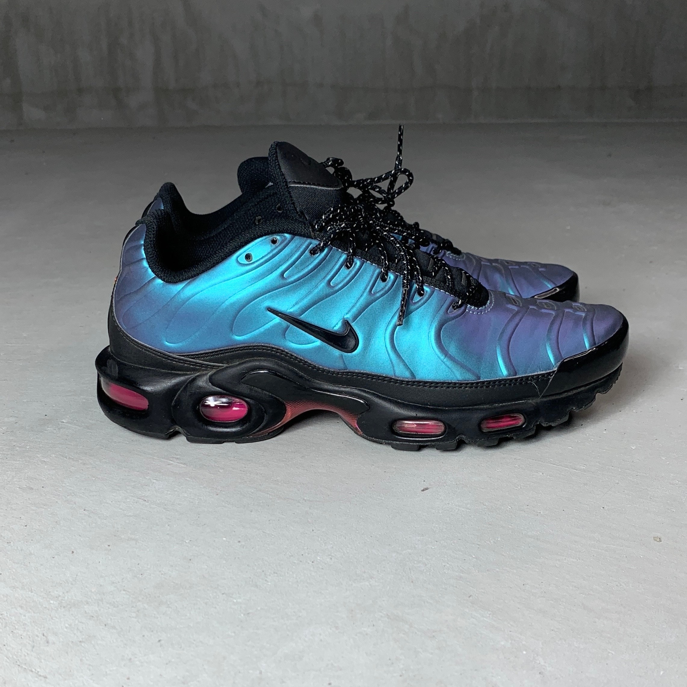 NIKE AIR MAX PLUS THROWBACK FUTURE