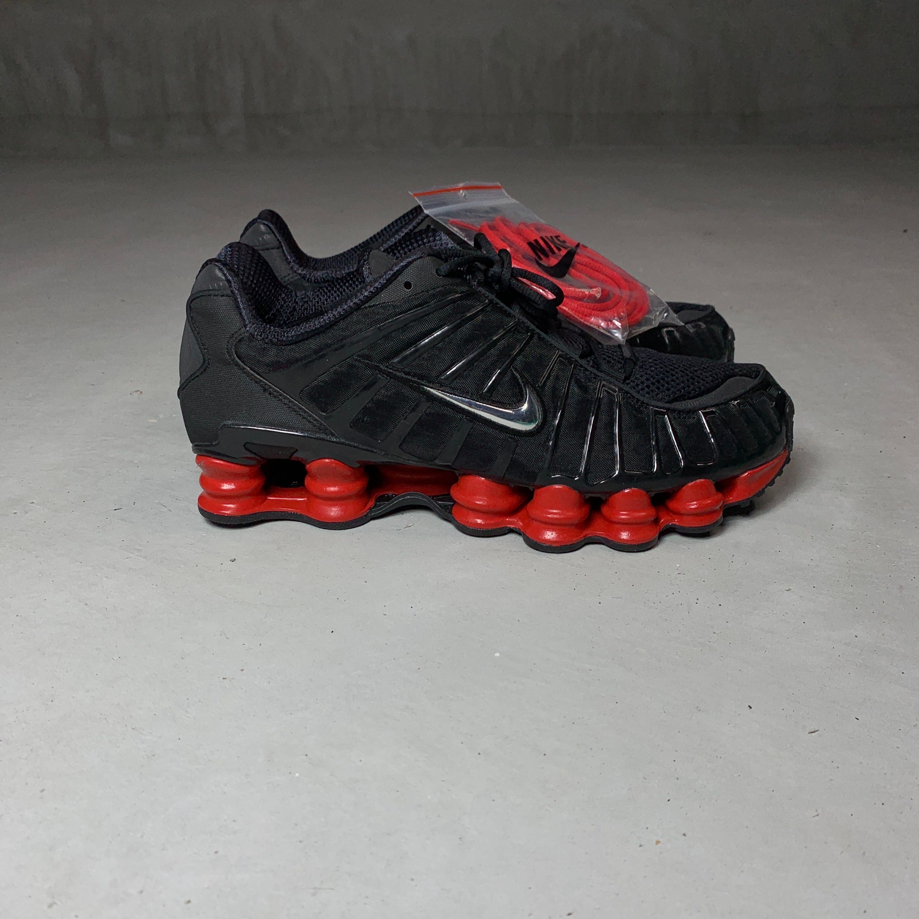 SKEPTA × NIKE SHOXTL BLACK/UNIVERCITYRED 中古一覧 | スニーカーダンク