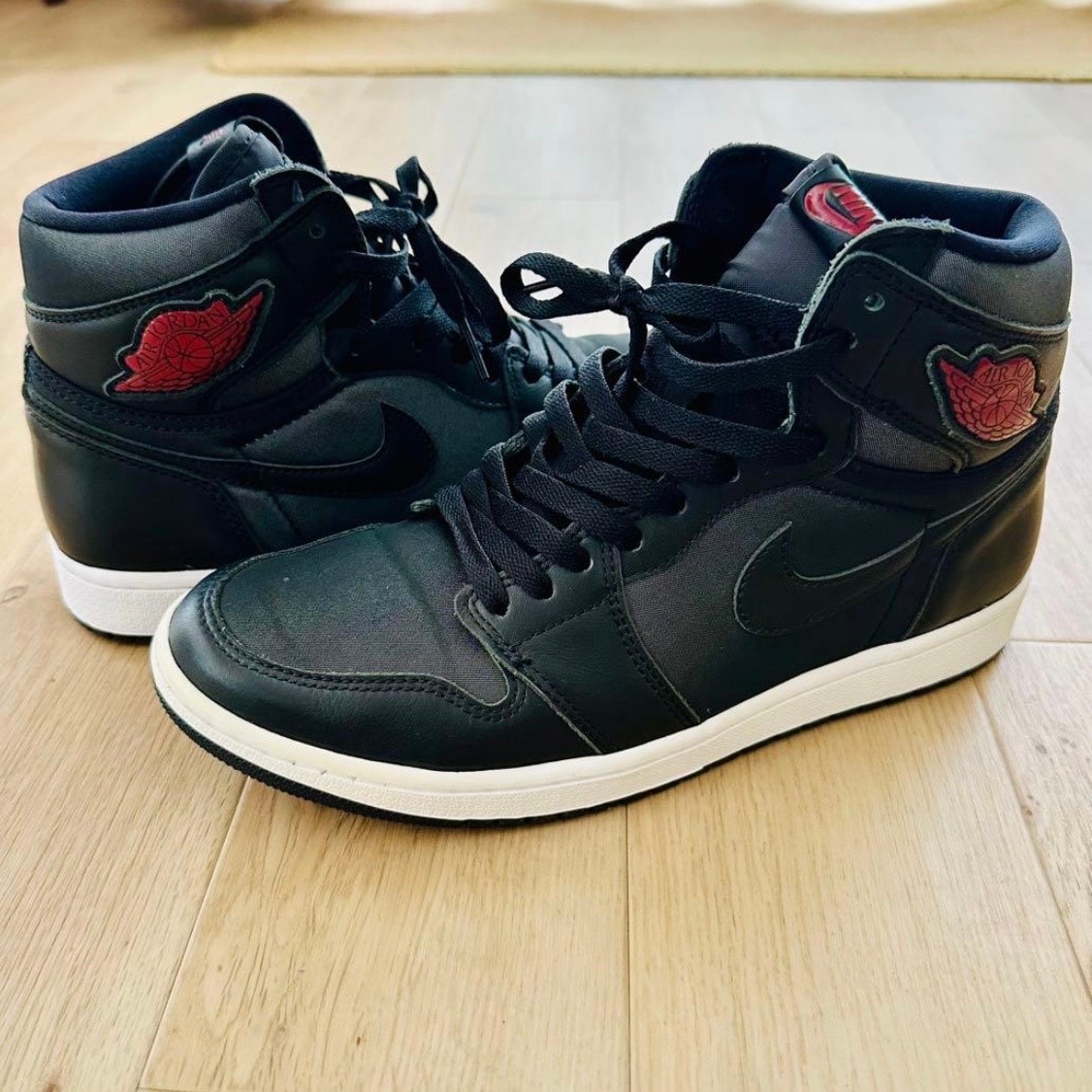Nike Air Jordan 1 Retro High OG "Black/Metallic Silver/Gym Red"