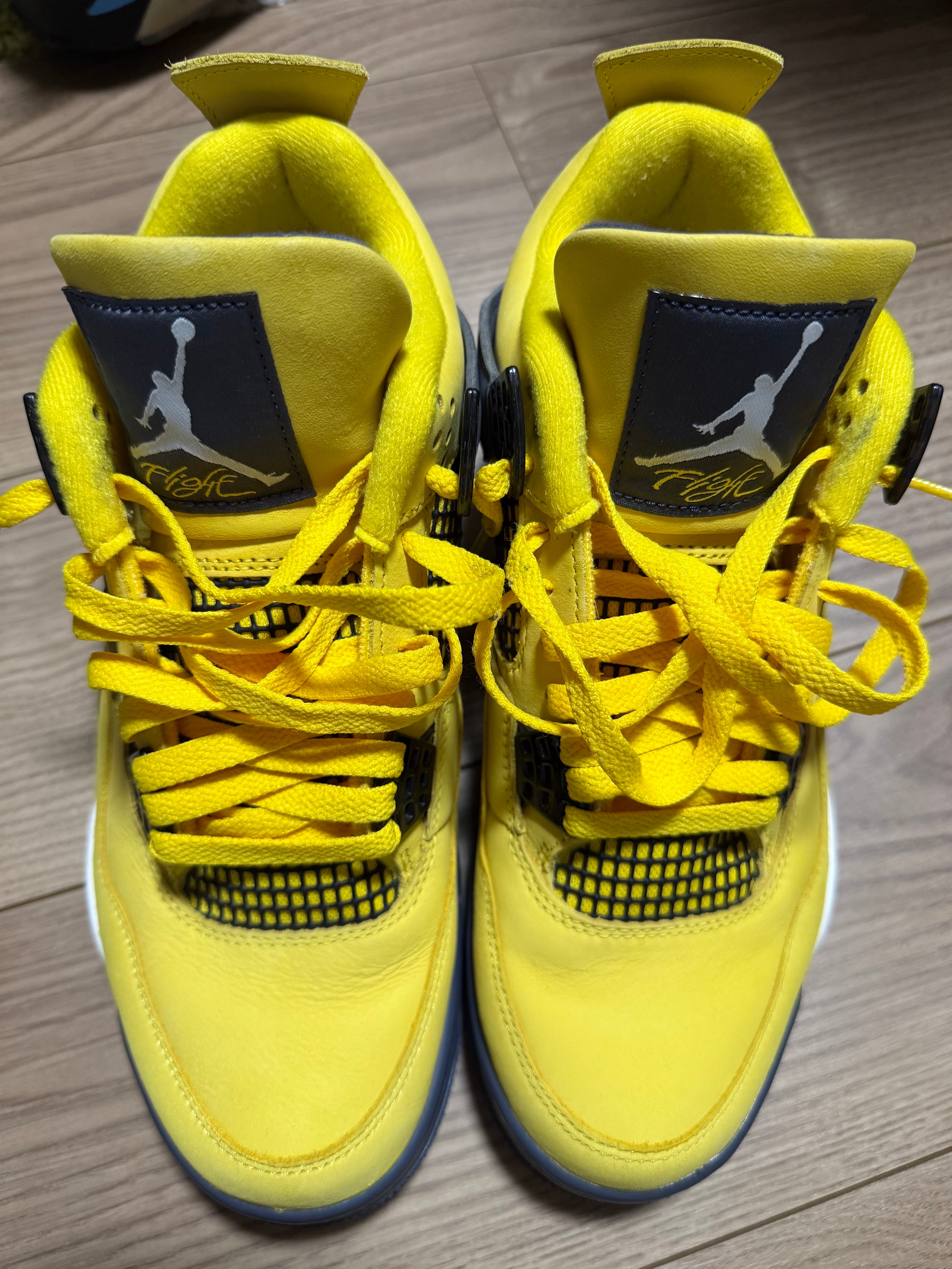 ナイキ エアジョーダン4 "ツアーイエロー"
