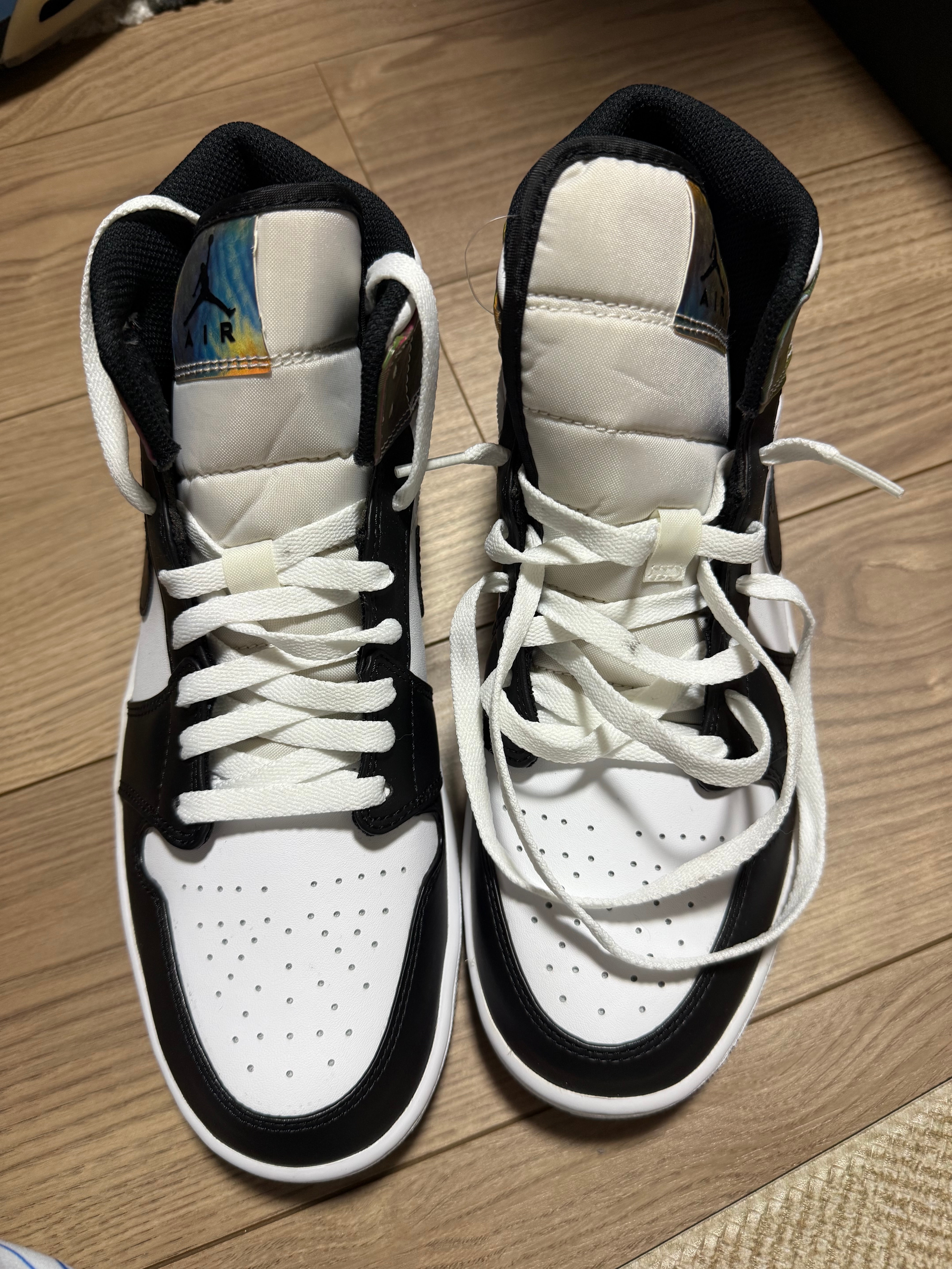 ナイキエアジョーダン1 ミッド "ヒート センシティブ パネルズ"