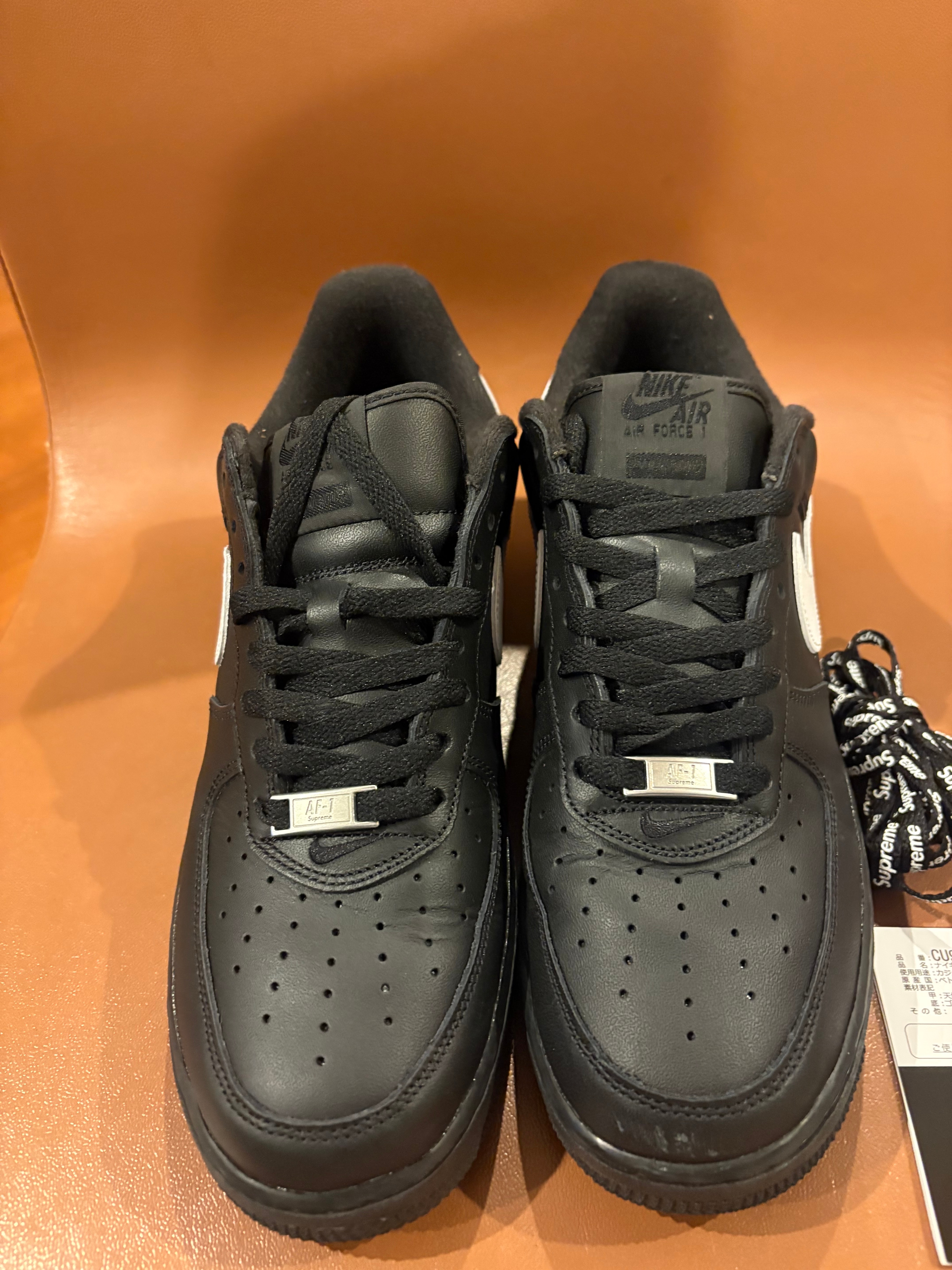 シュプリーム × ナイキ エアフォース1 ロー "ブラック/ホワイト"