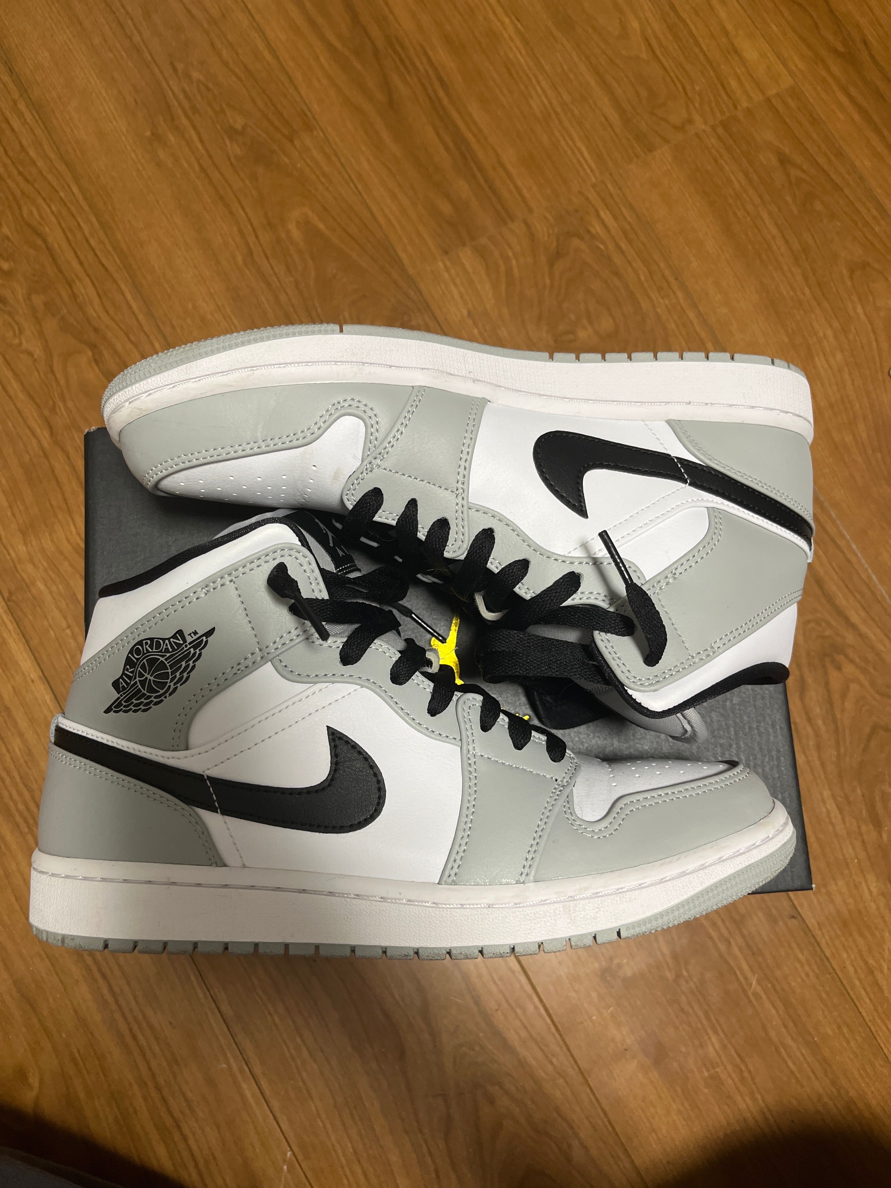 Nike Air Jordan 1 Mid "Light Smoke Grey/White/Black"
