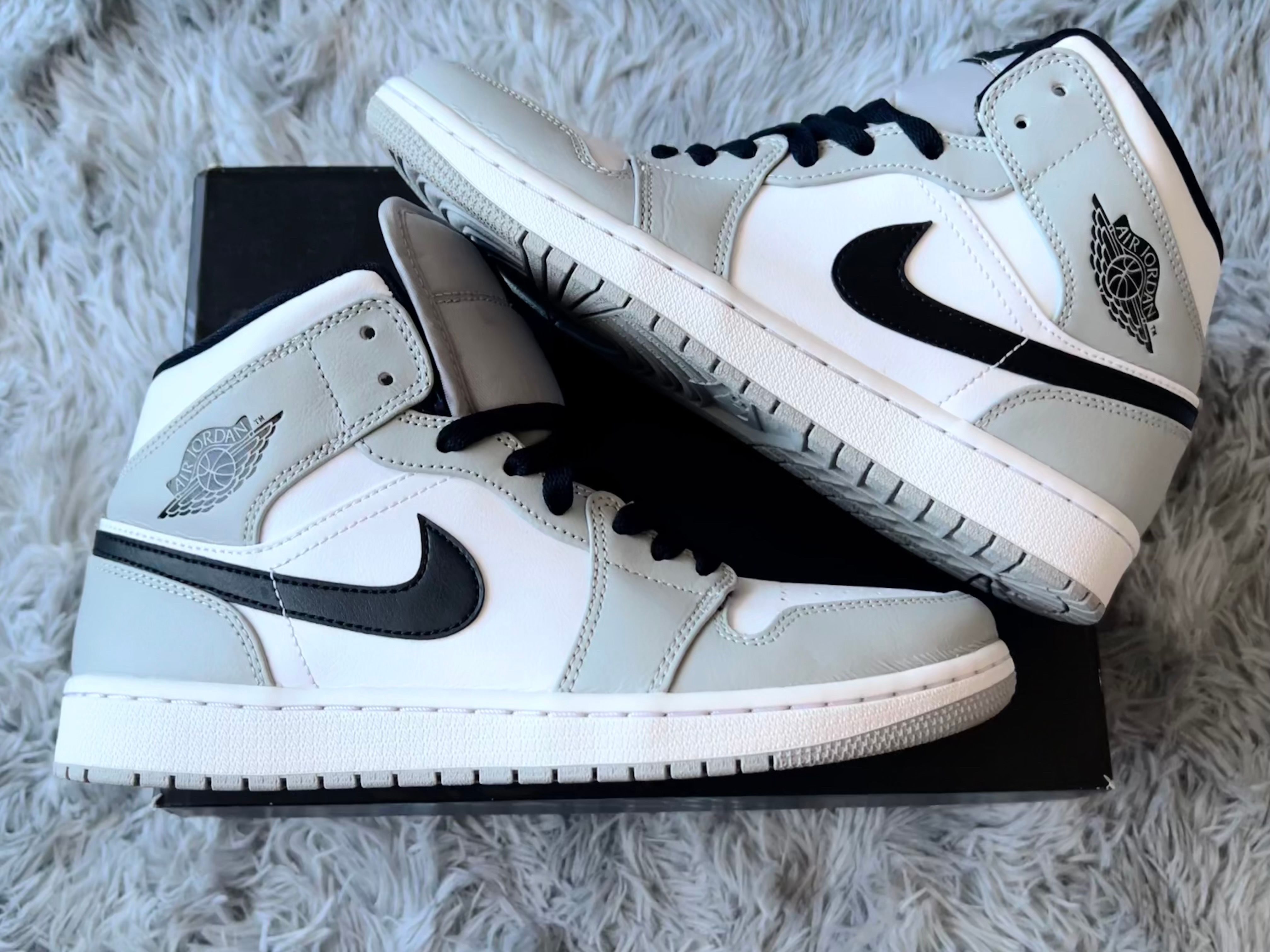 Nike Air Jordan 1 Mid "Light Smoke Grey/White/Black"