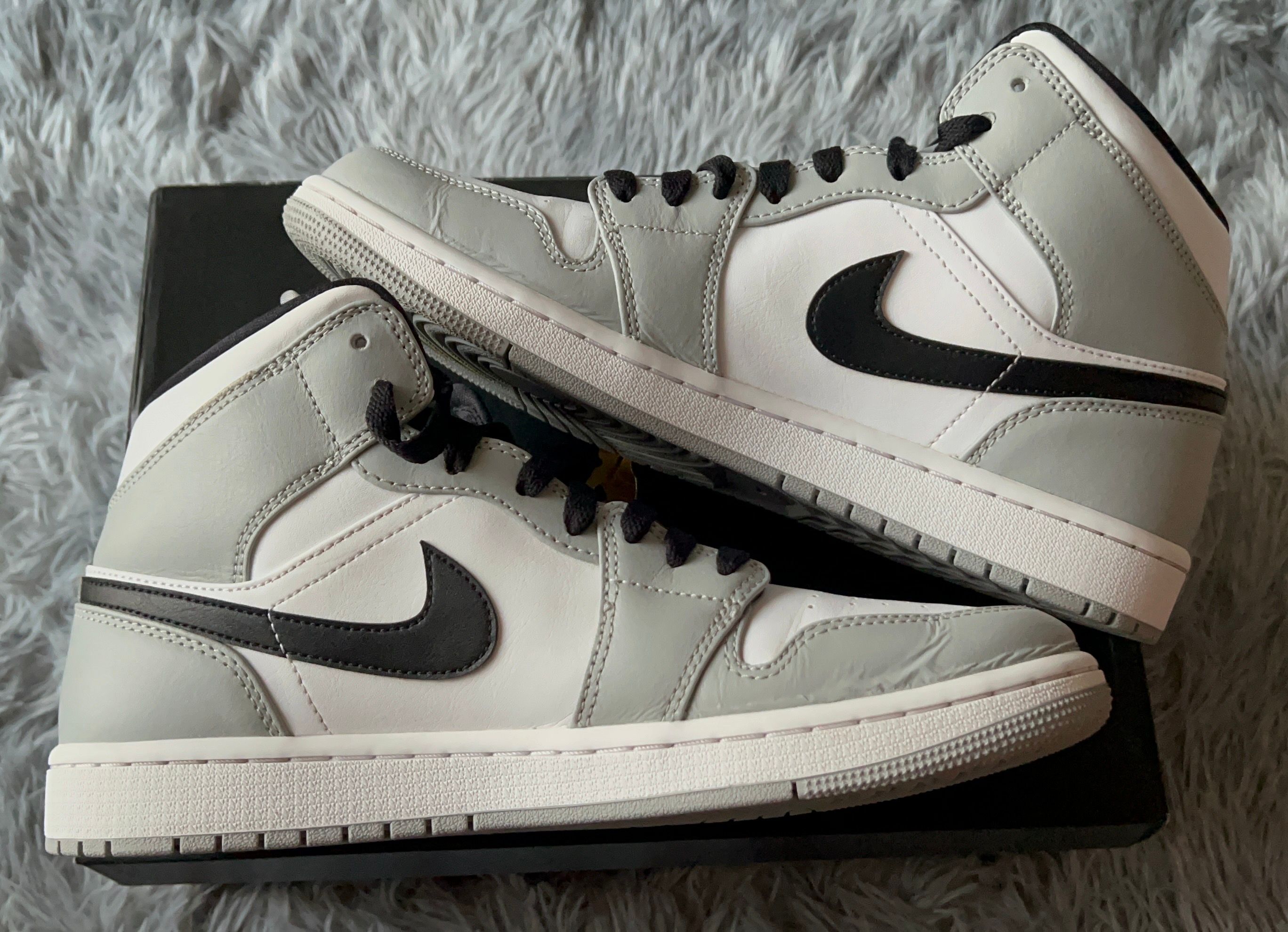 Nike Air Jordan 1 Mid "Light Smoke Grey/White/Black"