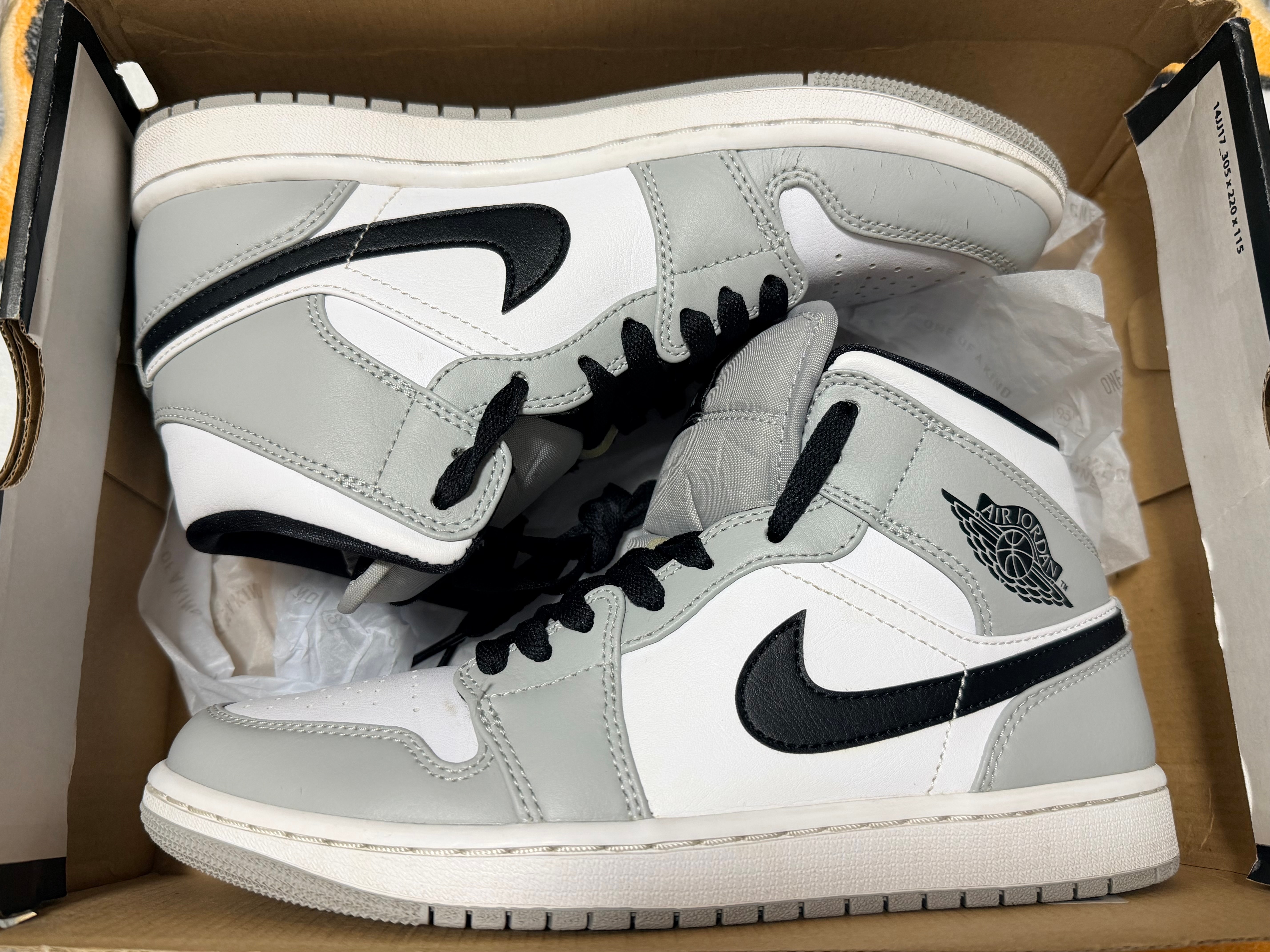 Nike Air Jordan 1 Mid "Light Smoke Grey/White/Black"