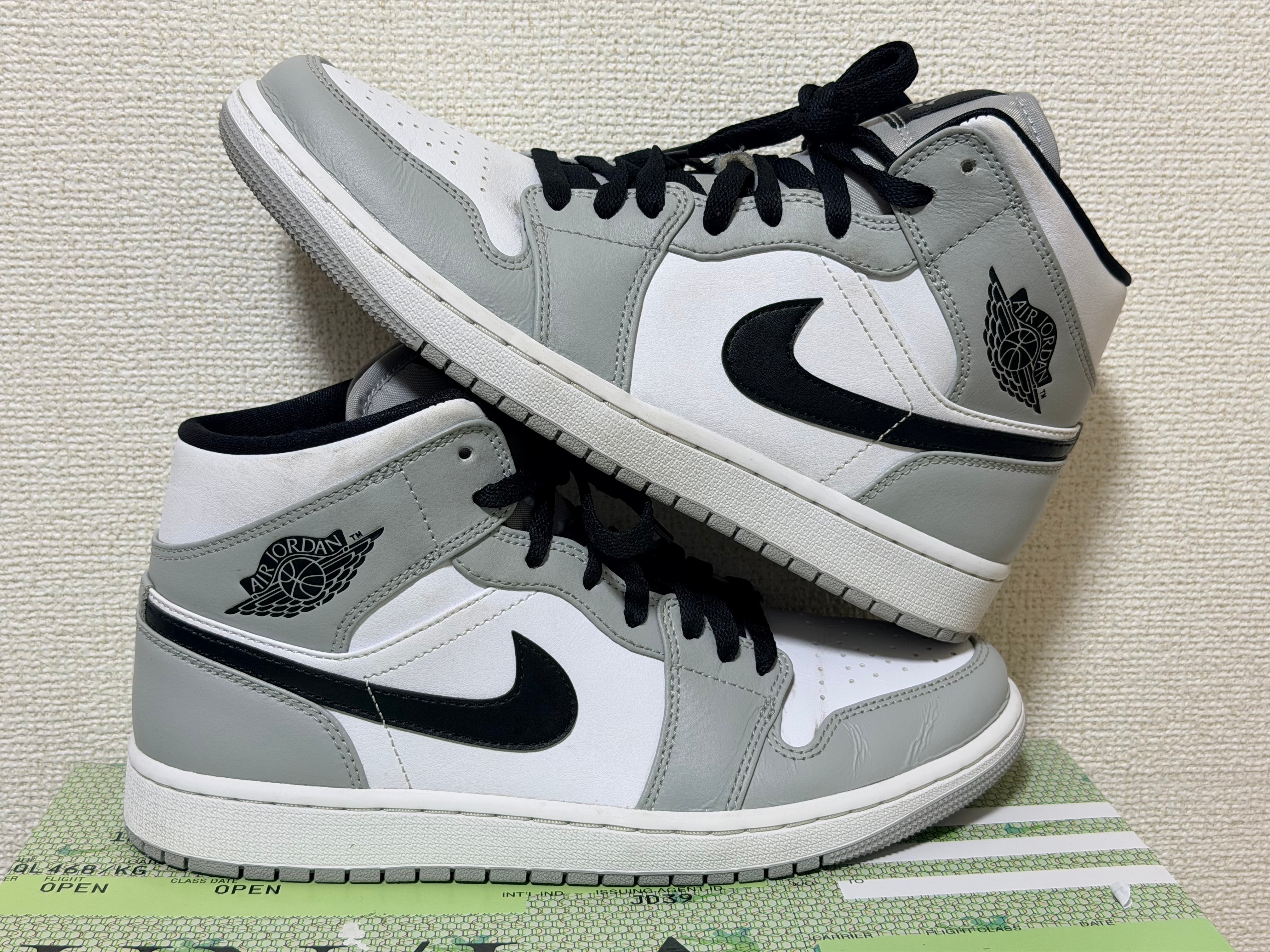 ナイキ エアジョーダン1 ミッド "ライトスモークグレー/ホワイト/ブラック"