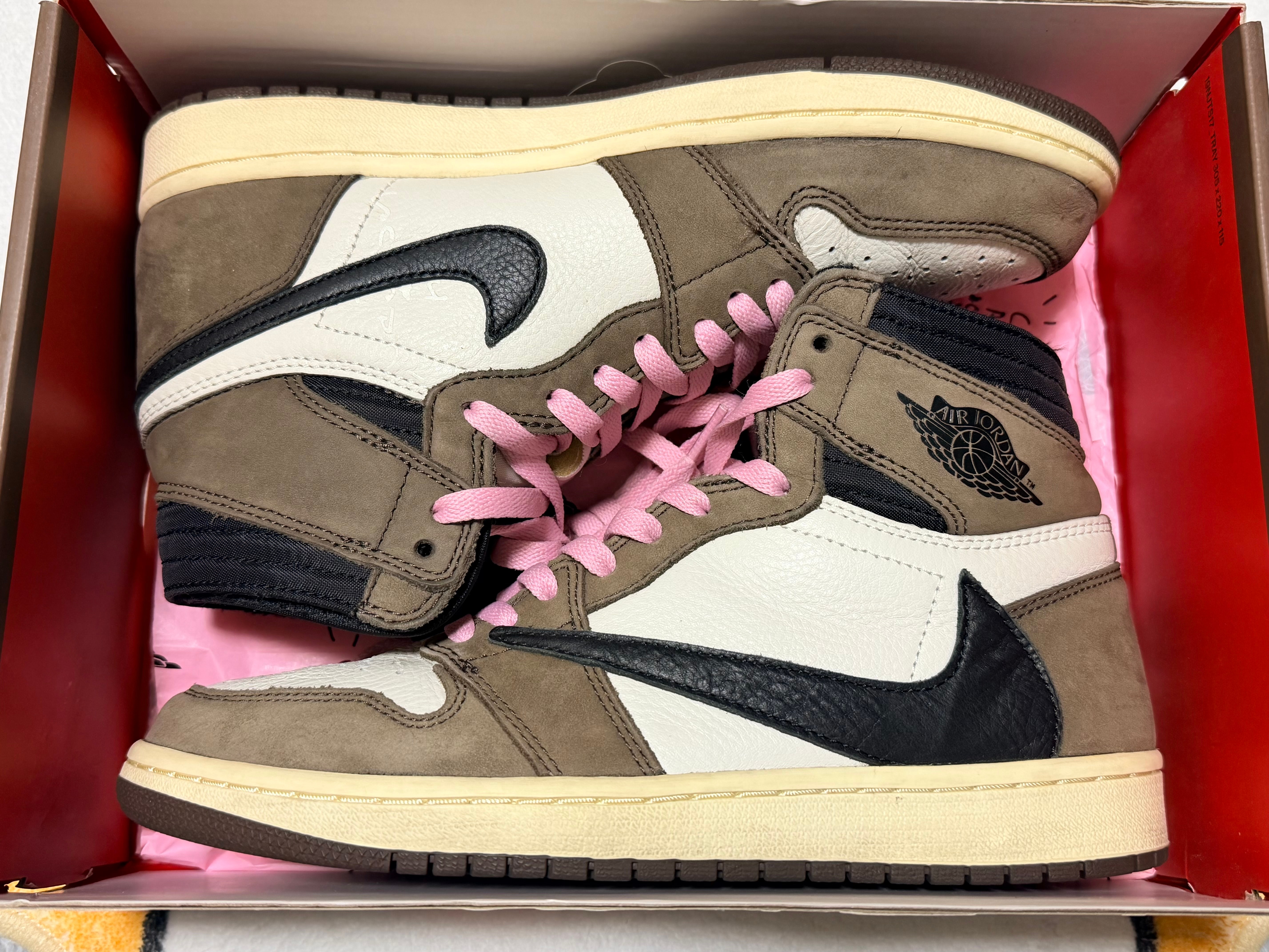 トラヴィススコット × ナイキ エアジョーダン1 レトロ ハイ OG TS SP "セイル/ダークモカ"