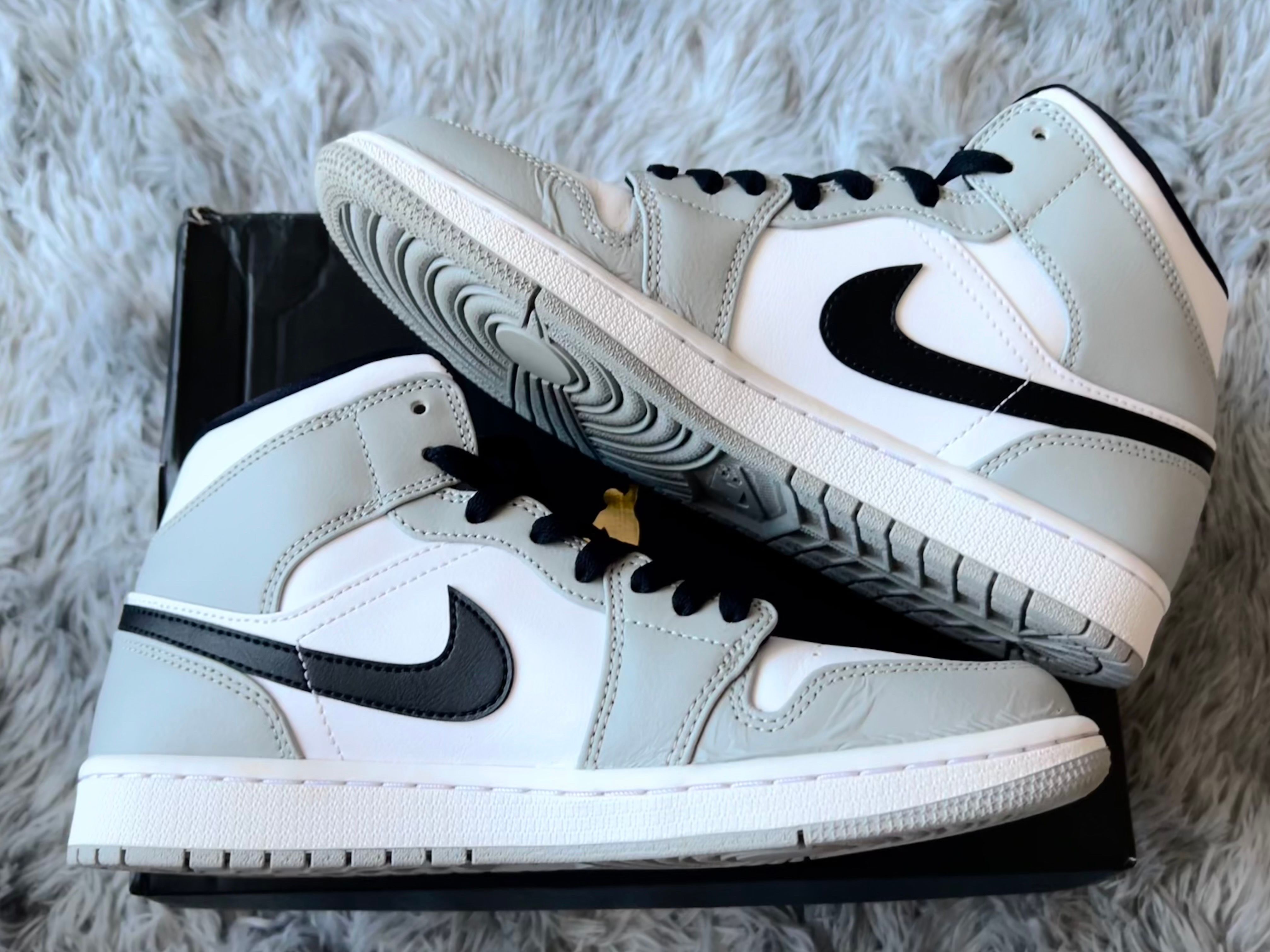 Nike Air Jordan 1 Mid "Light Smoke Grey/White/Black"