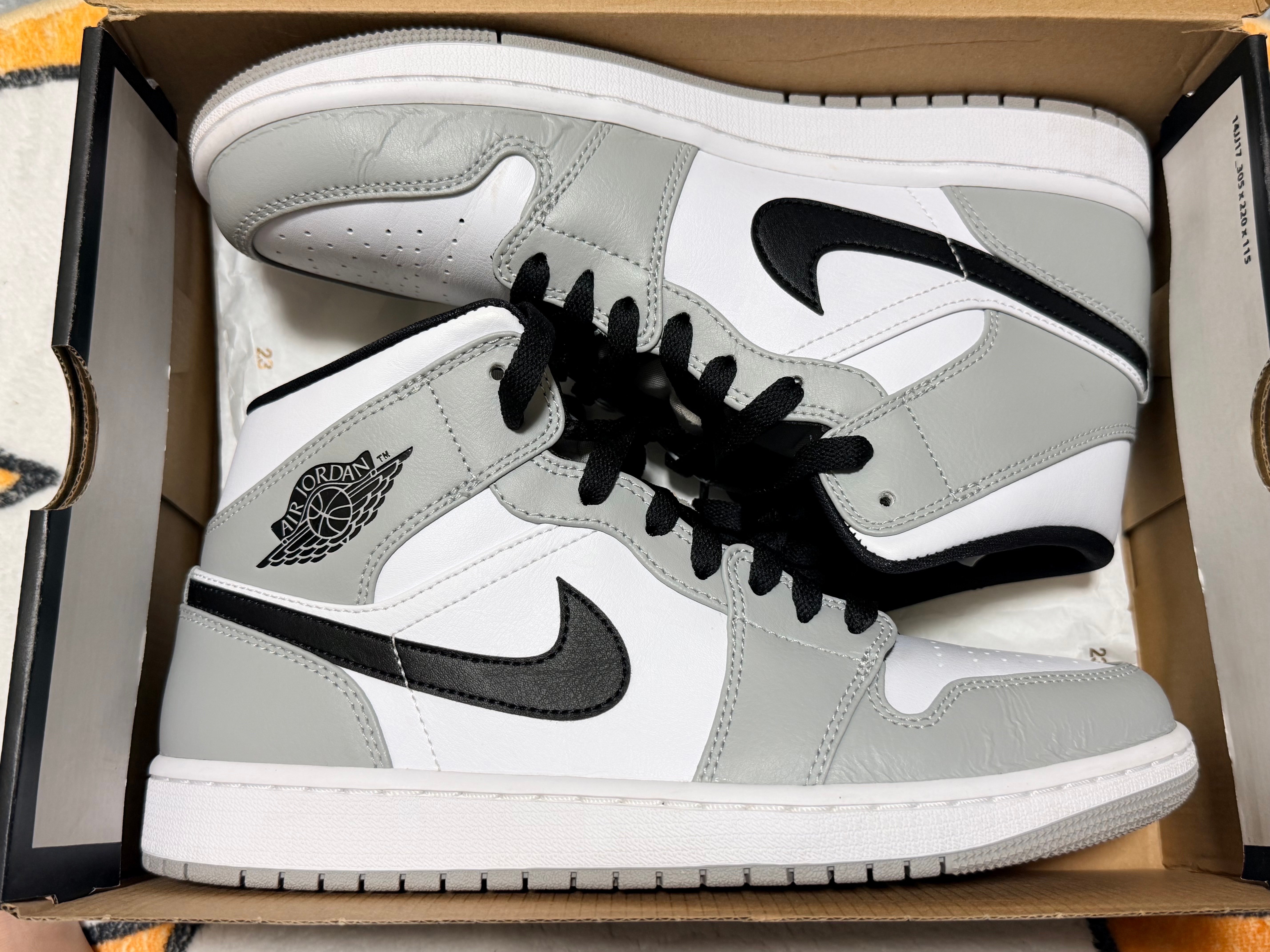 ナイキ エアジョーダン1 ミッド "ライトスモークグレー/ホワイト/ブラック"