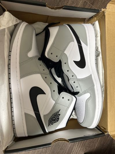 Nike Air Jordan 1 Mid "Light Smoke Grey/White/Black"