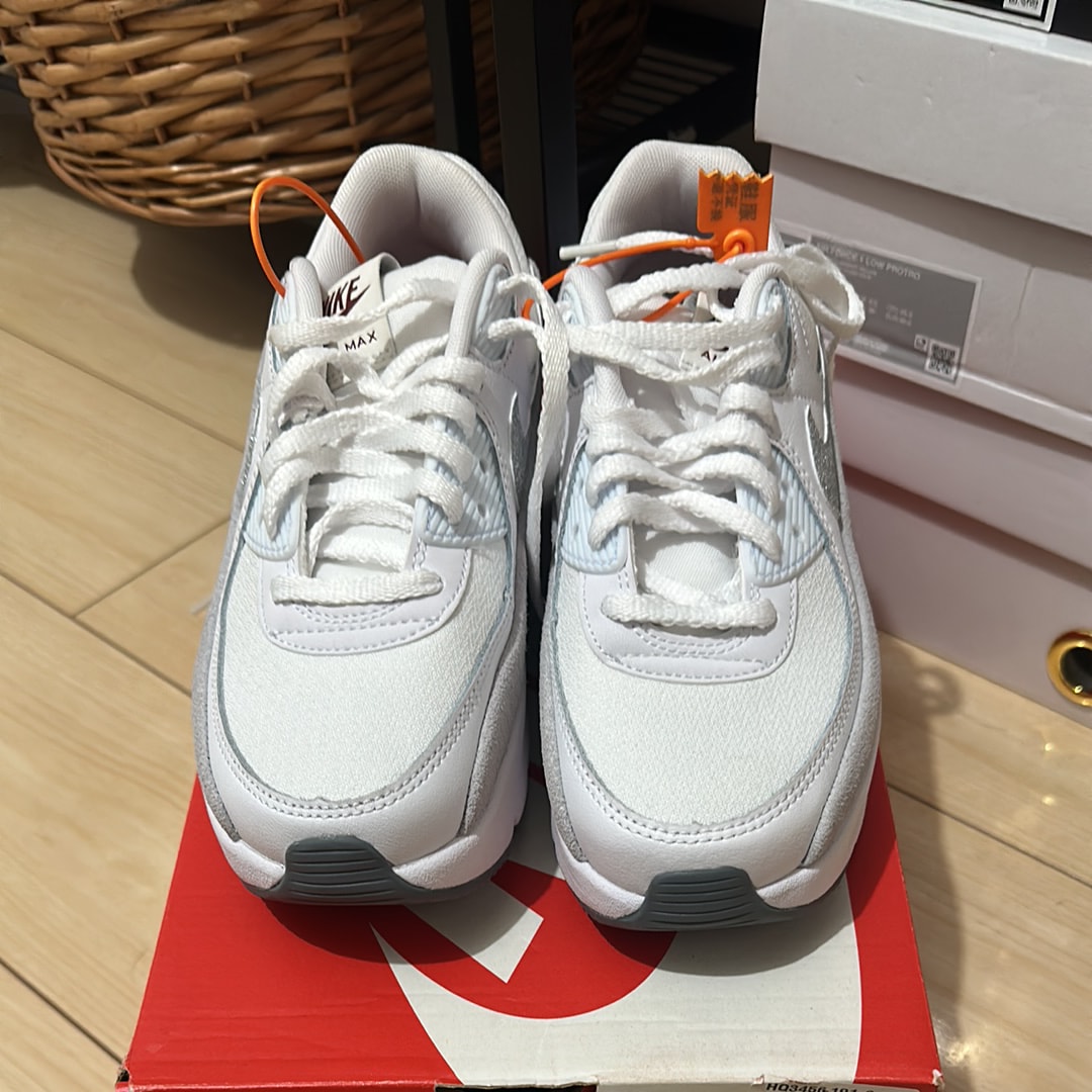 ナイキ ウィメンズ エアマックス90 LV8 "ホワイト/フォトンダスト/マルチカラー"