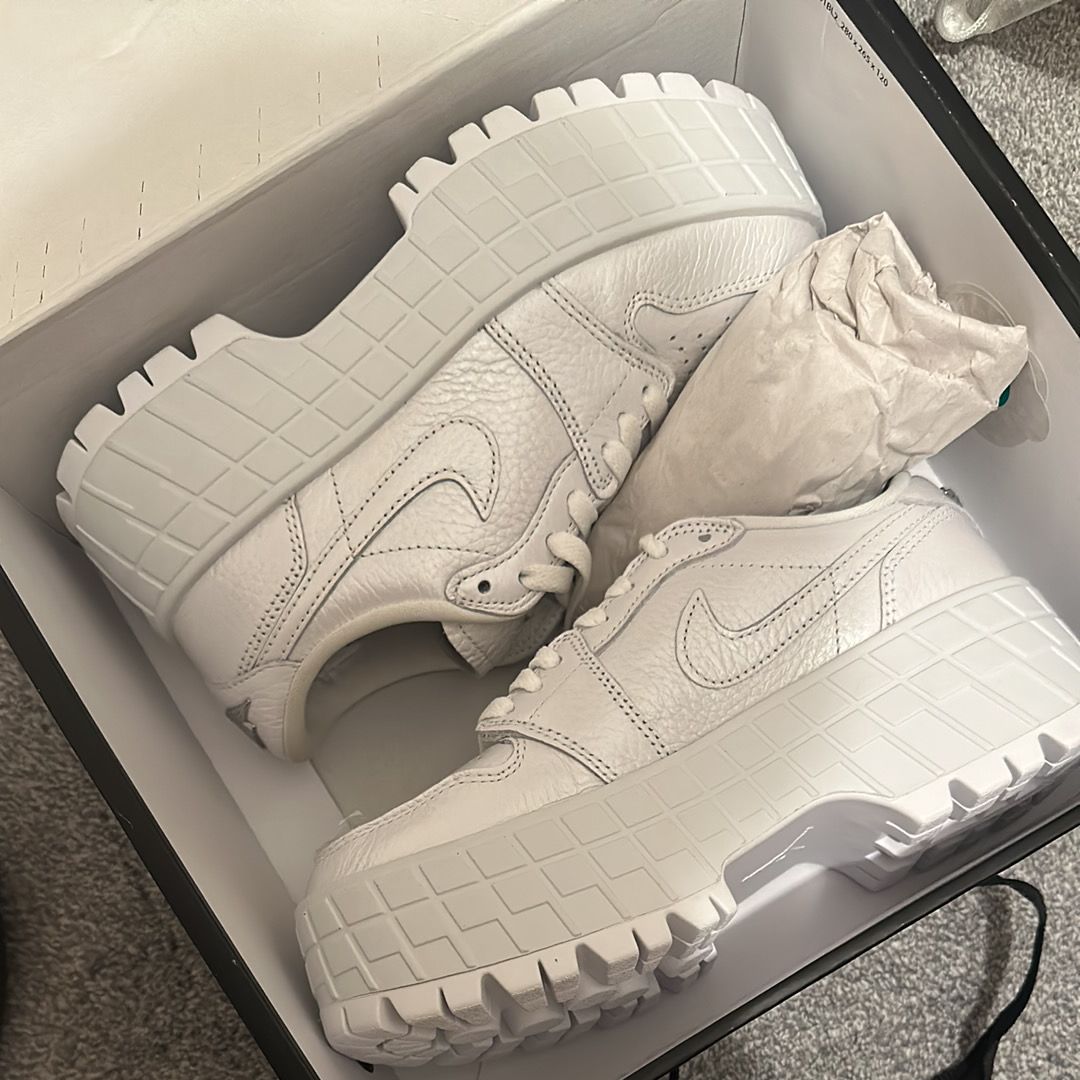 ナイキ ウィメンズ エアジョーダン1 ブルックリン ロー "ホワイト"