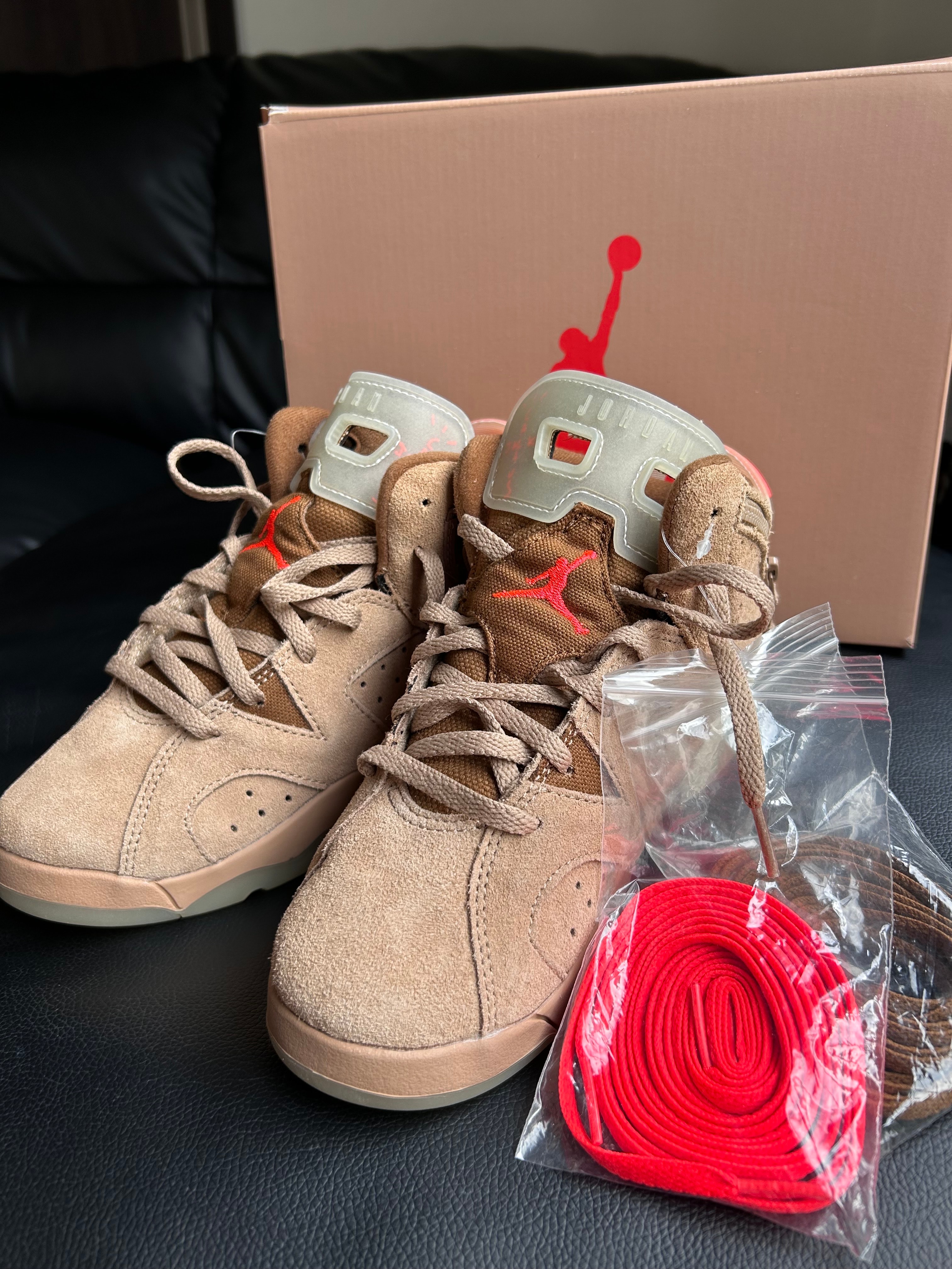 トラヴィススコット × ナイキ エアジョーダン6 "ブリティッシュカーキ"