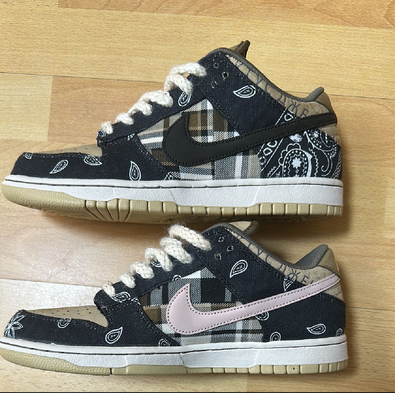 Travis Scott × Nike SB Dunk Low "Black/Parachute Beige"