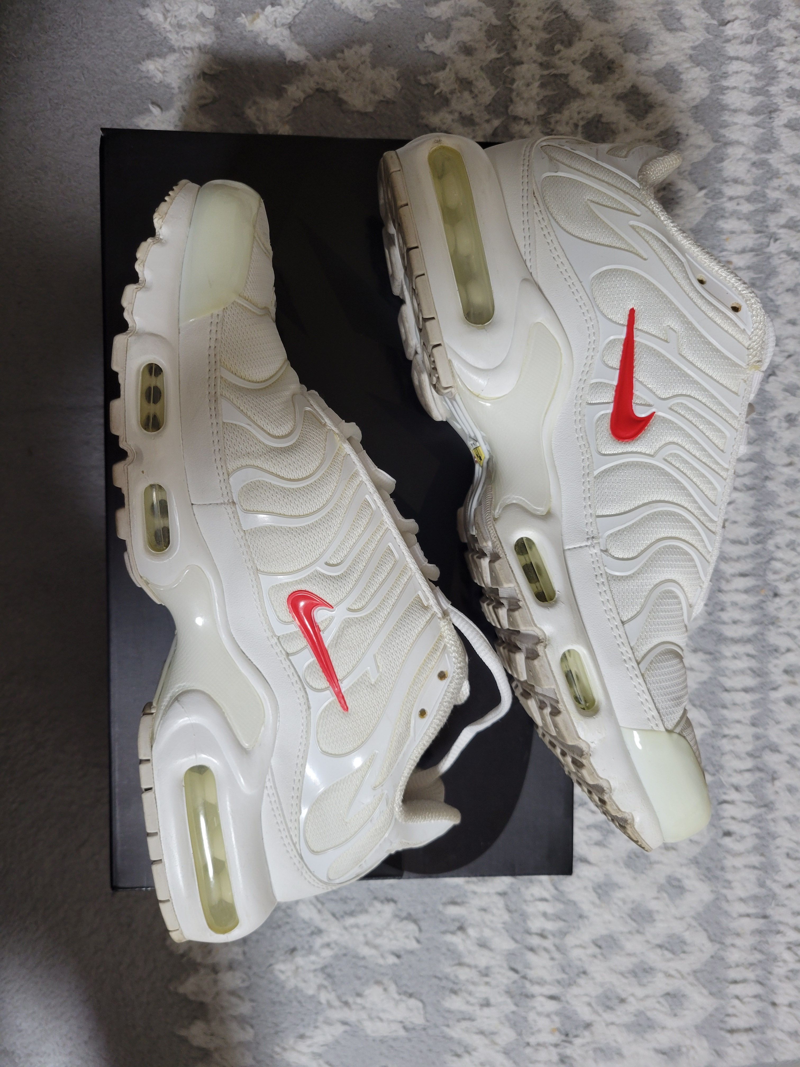 Supreme x Nike Air Max Plus TN "White/Speed Red"