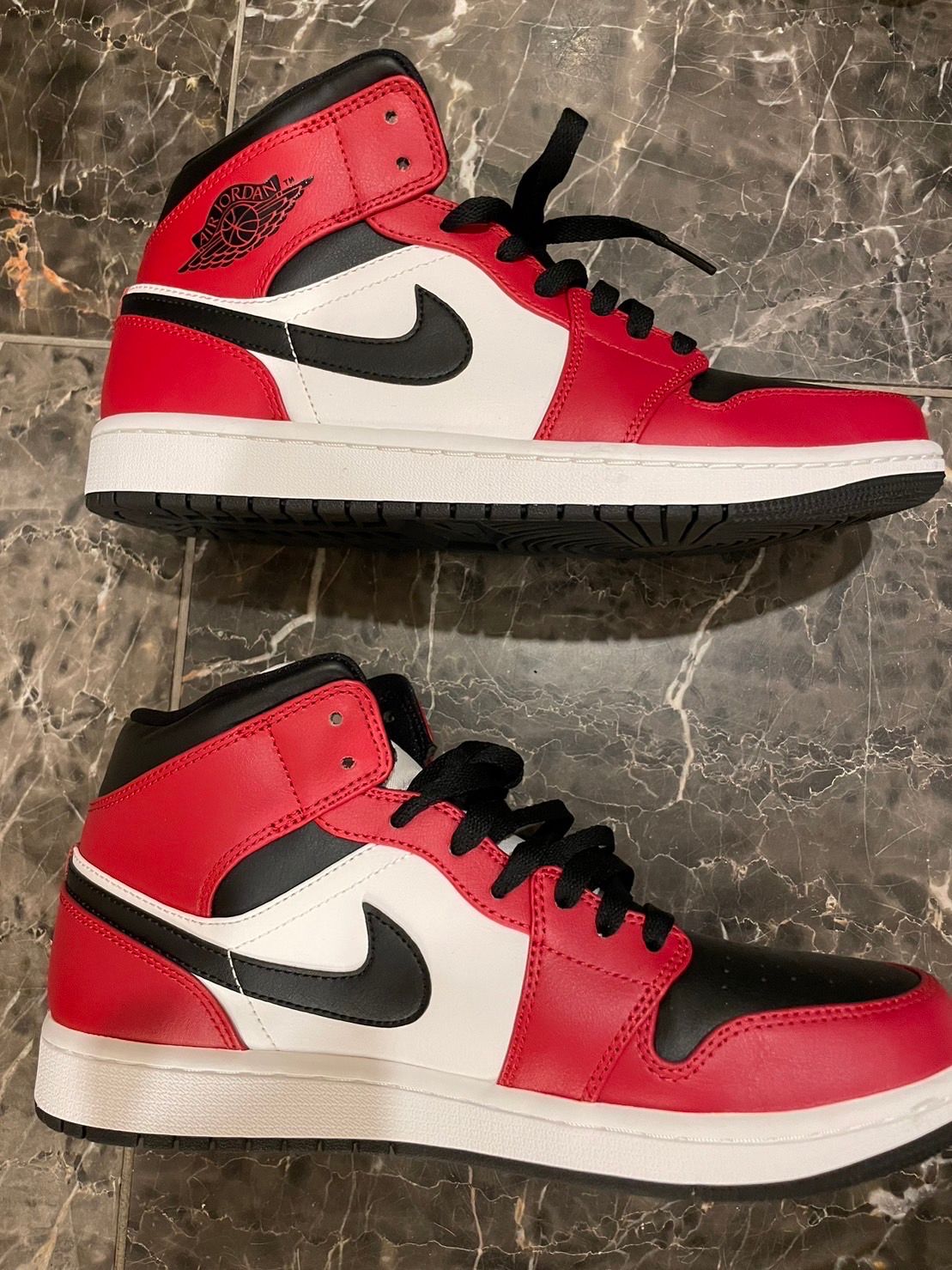 Nike Air Jordan 1 Mid "Chicago Black Toe"