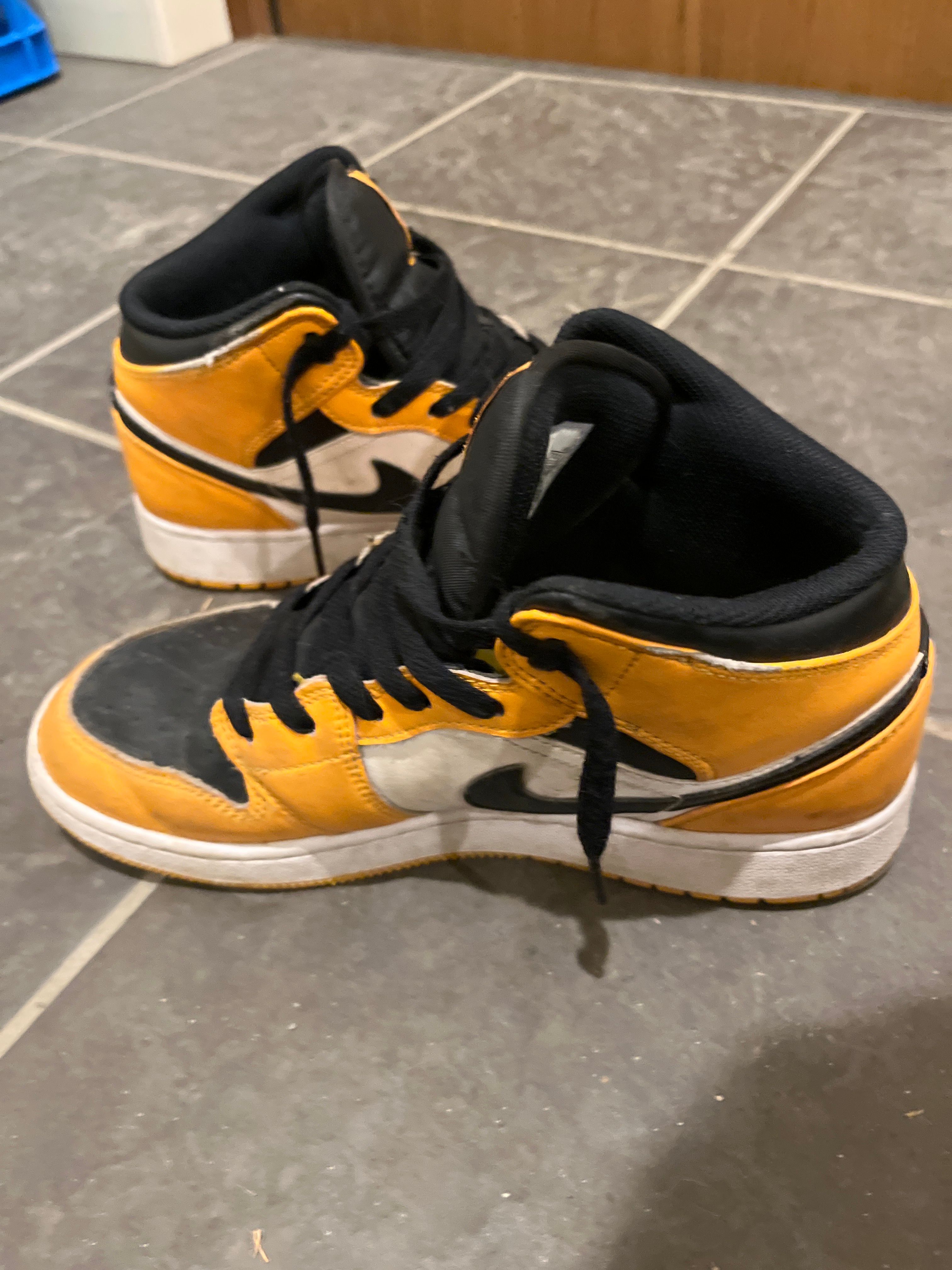 Nike Air Jordan 1 Mid "Taxi"