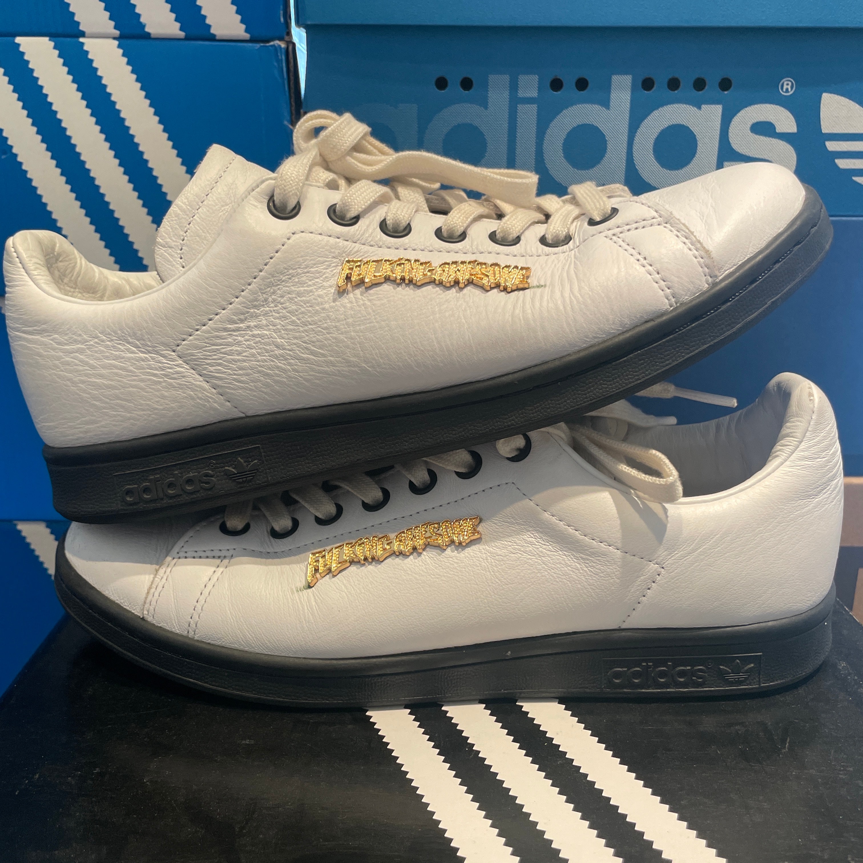 ファッキン オーサム × アディダス スタンスミス "ホワイト"