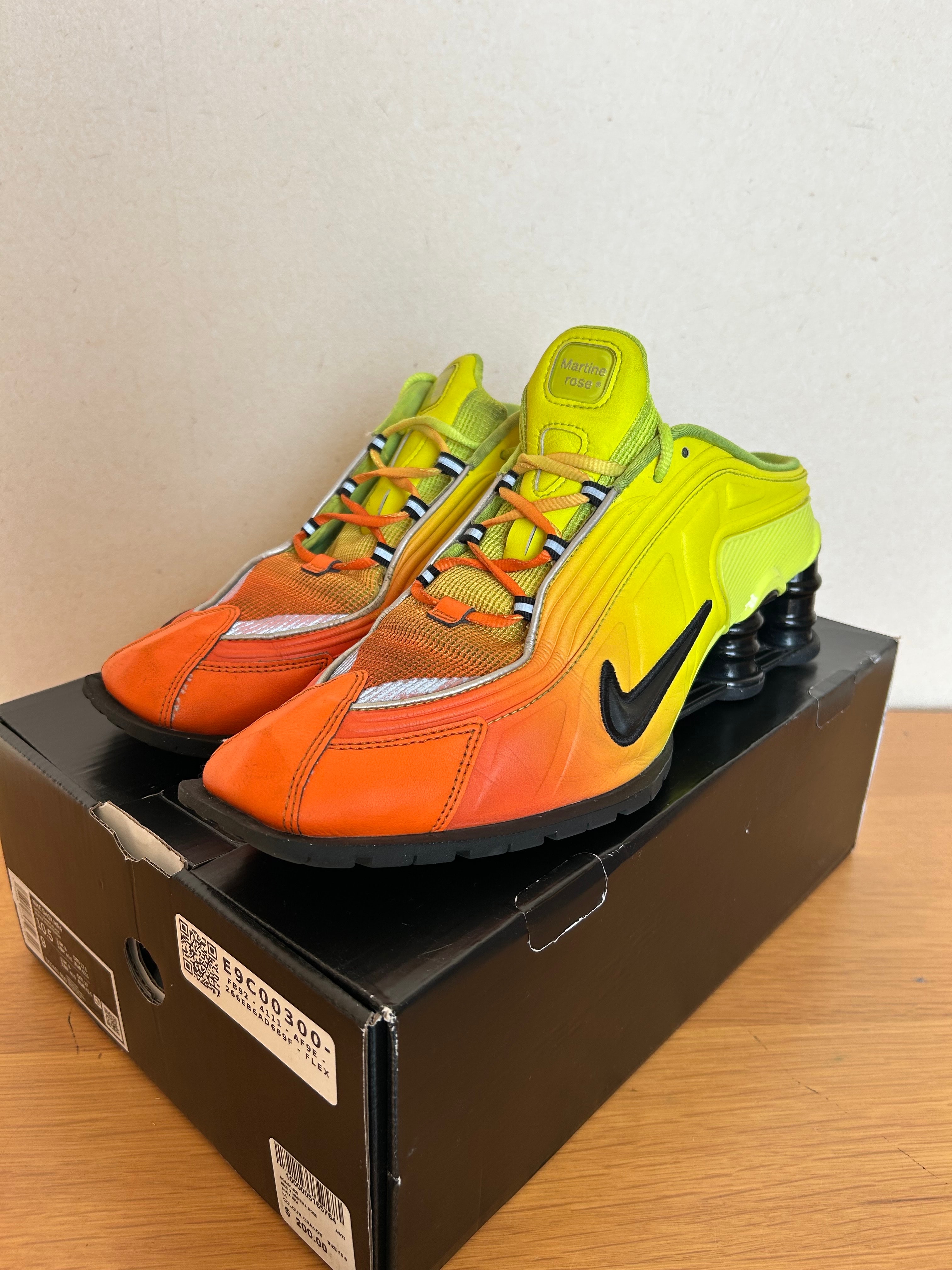 マーティンローズ × ナイキ ウィメンズ ショックス MR4 "セーフティオレンジ"