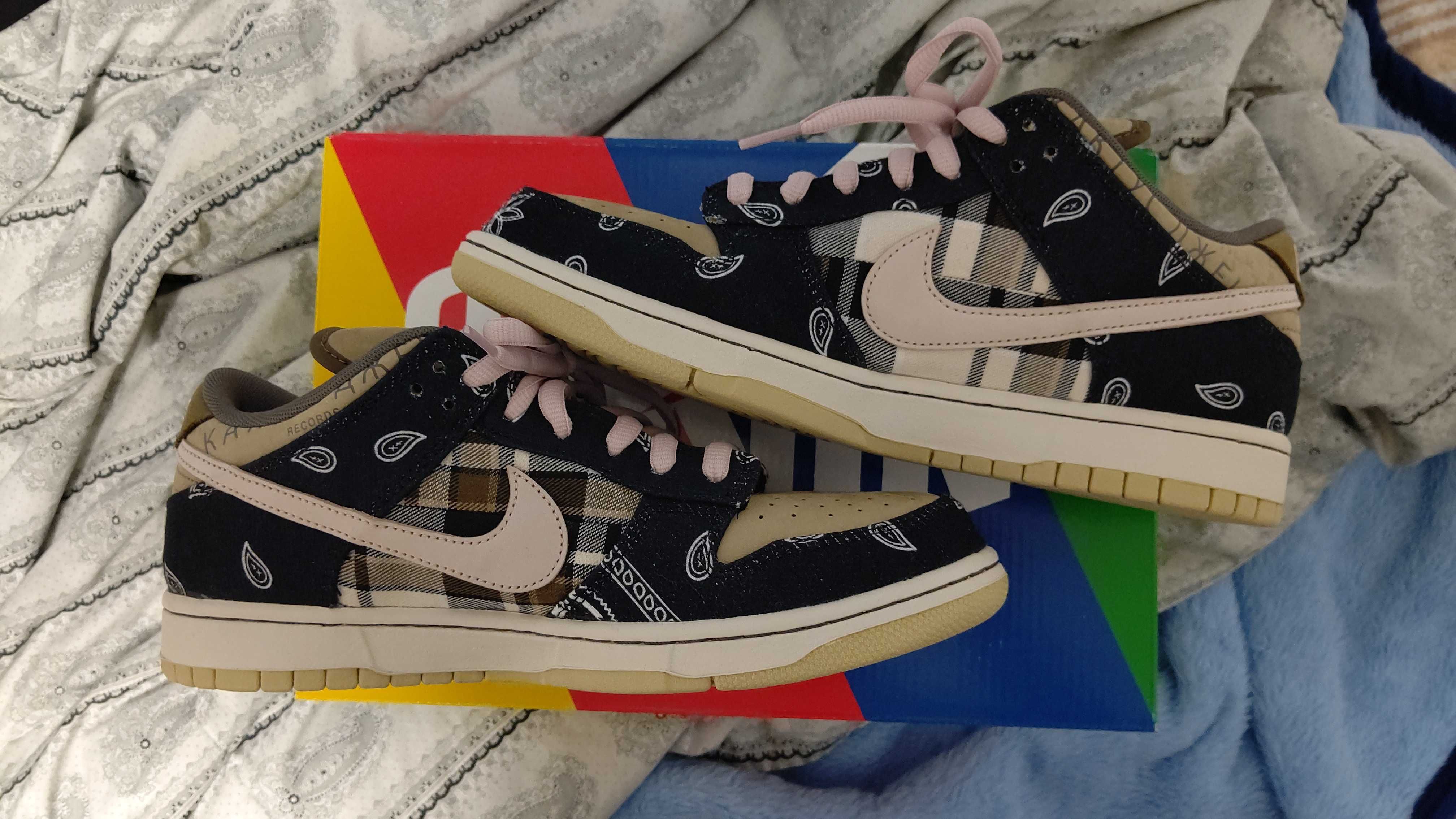 Travis Scott × Nike SB Dunk Low "Black/Parachute Beige"