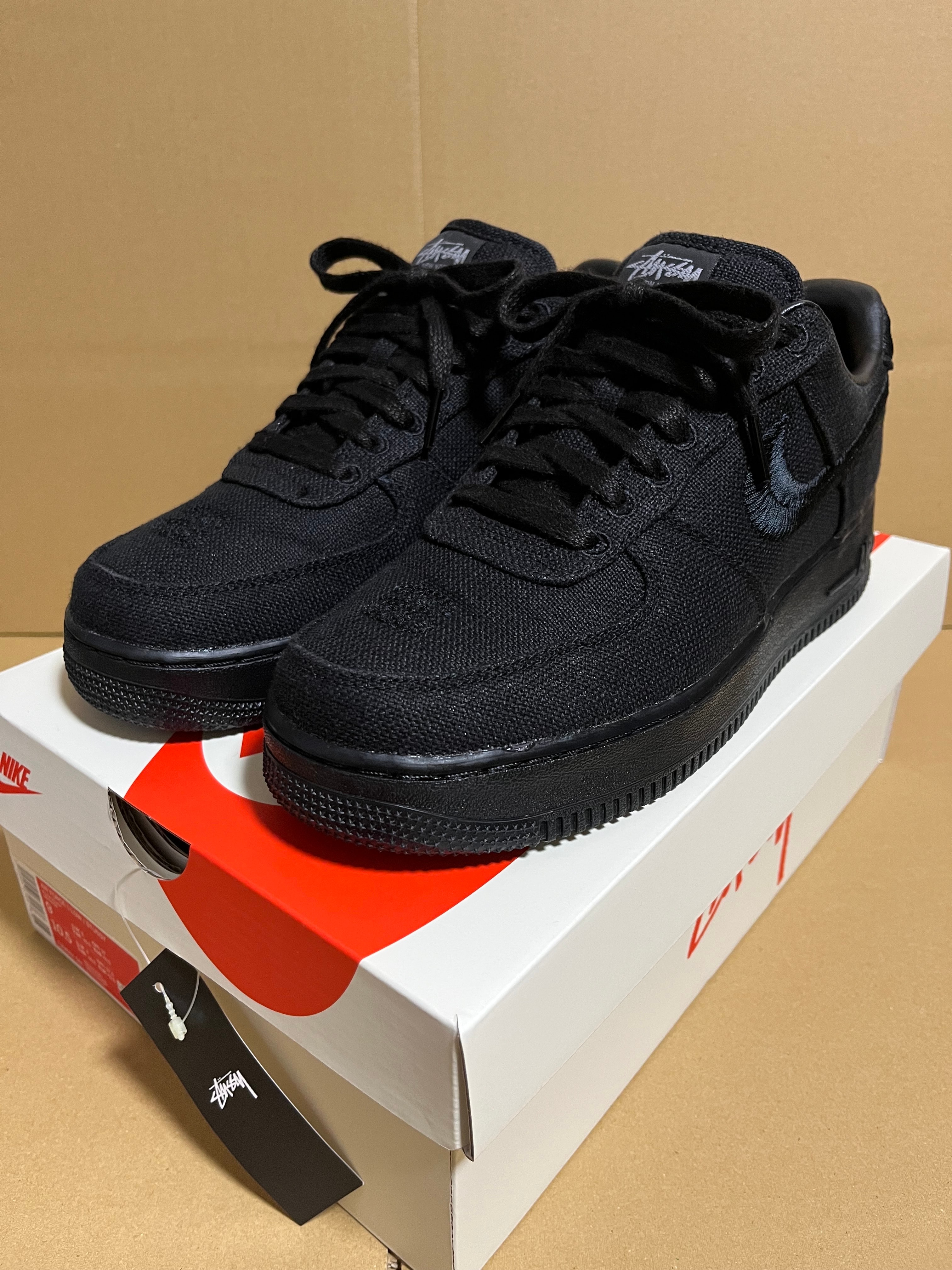 ステューシー × ナイキ エアフォース1 ロー "トリプルブラック"