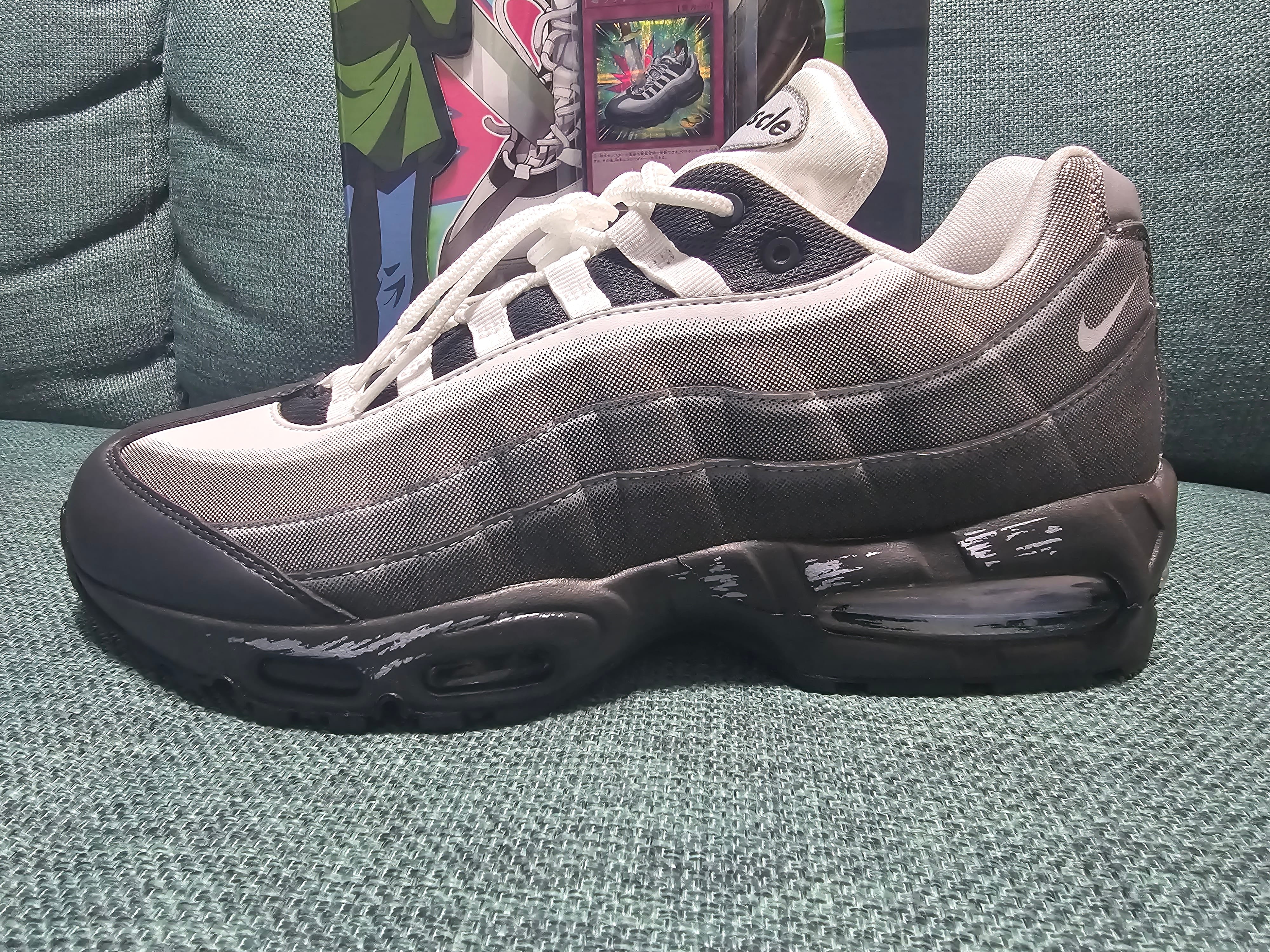 Nike Air Max 95 グレー/ブラック日本限定城之内 ナイキ×遊☆戯☆王デュエルモンスターズ、“城之内”のスニーカーを再現