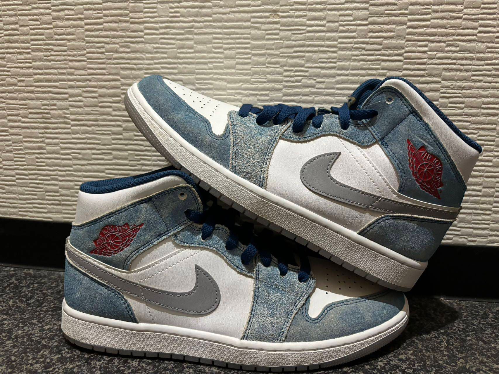 Nike Air Jordan 1 Mid SE "White/Hyper Royal/Red"