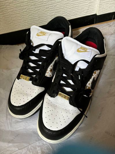Supreme × Nike SB Dunk Low OG QS Gold Stars "White/Black"