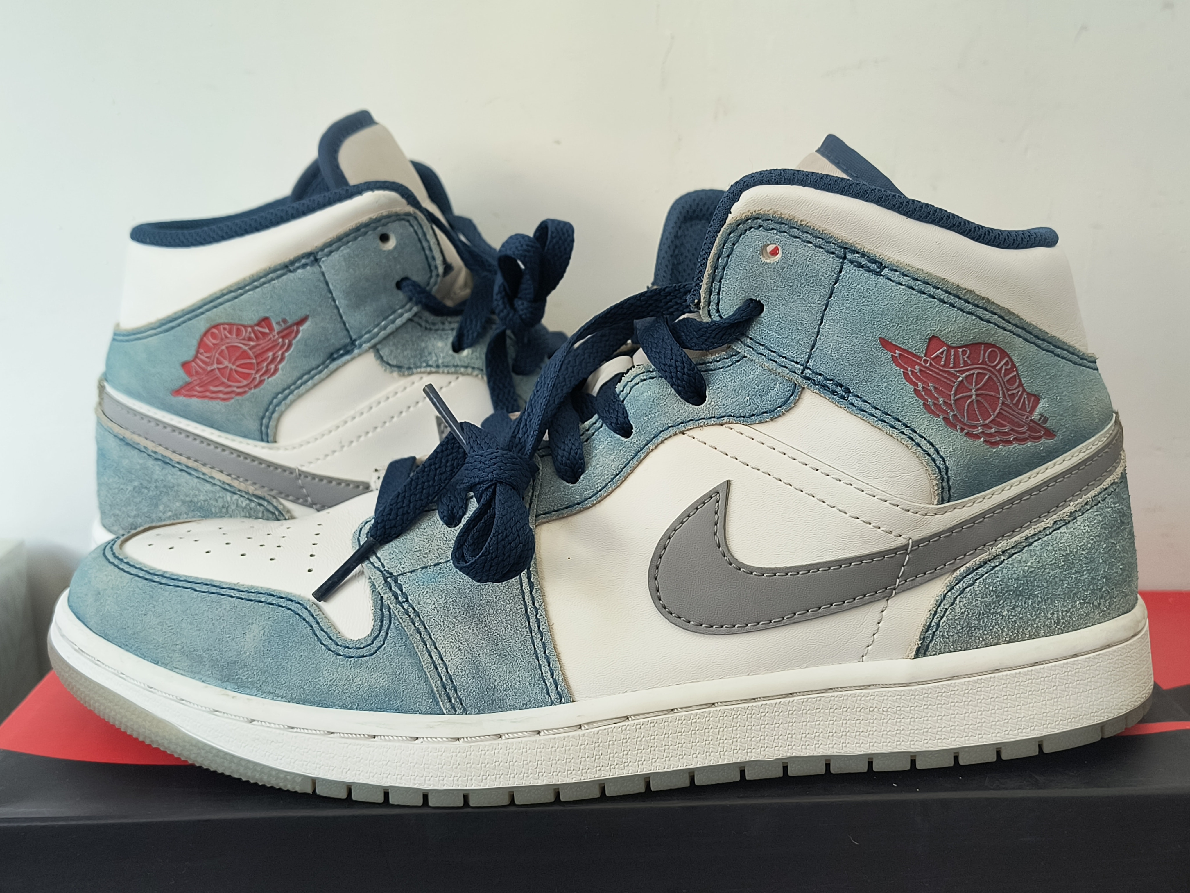 Nike Air Jordan 1 Mid SE "White/Hyper Royal/Red"