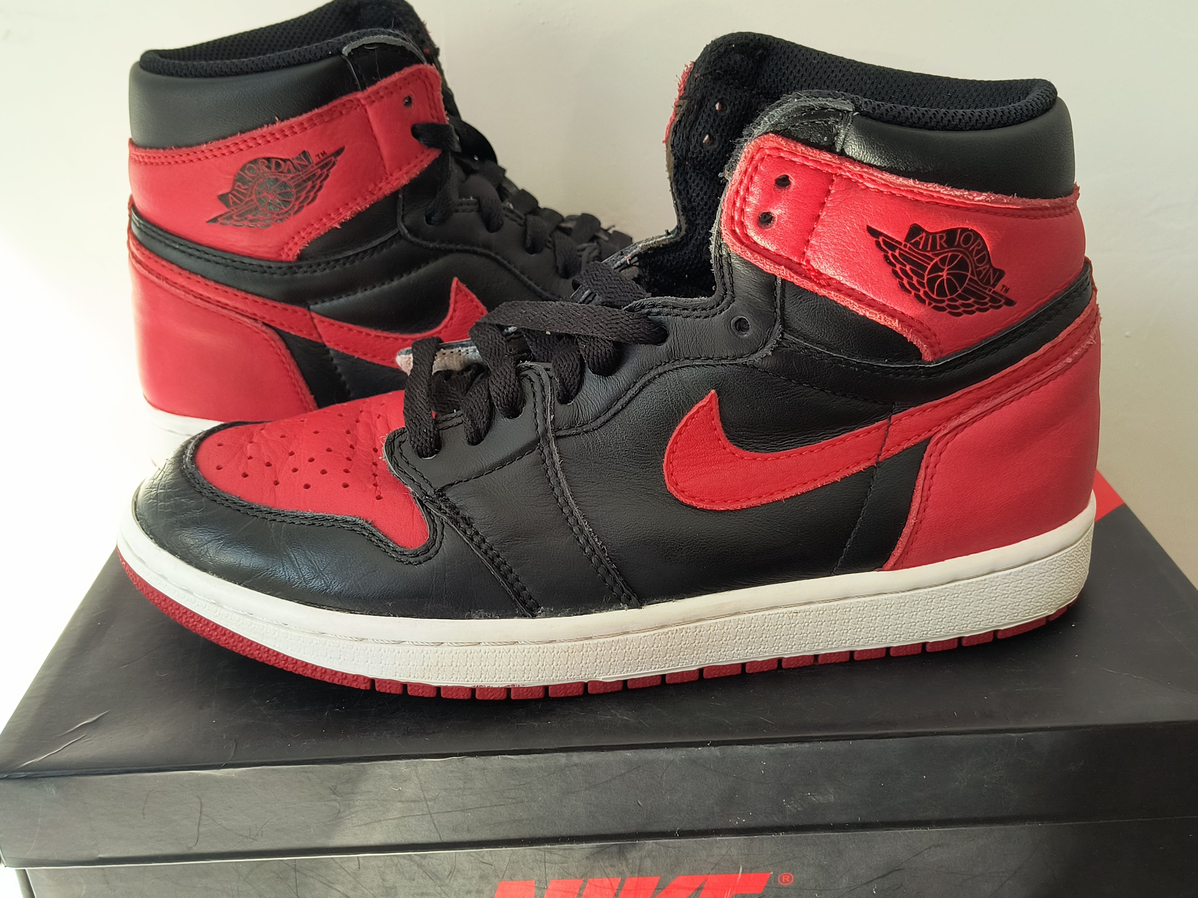 Nike Air Jordan 1 Retro High OG "Bred/Banned" (2016)