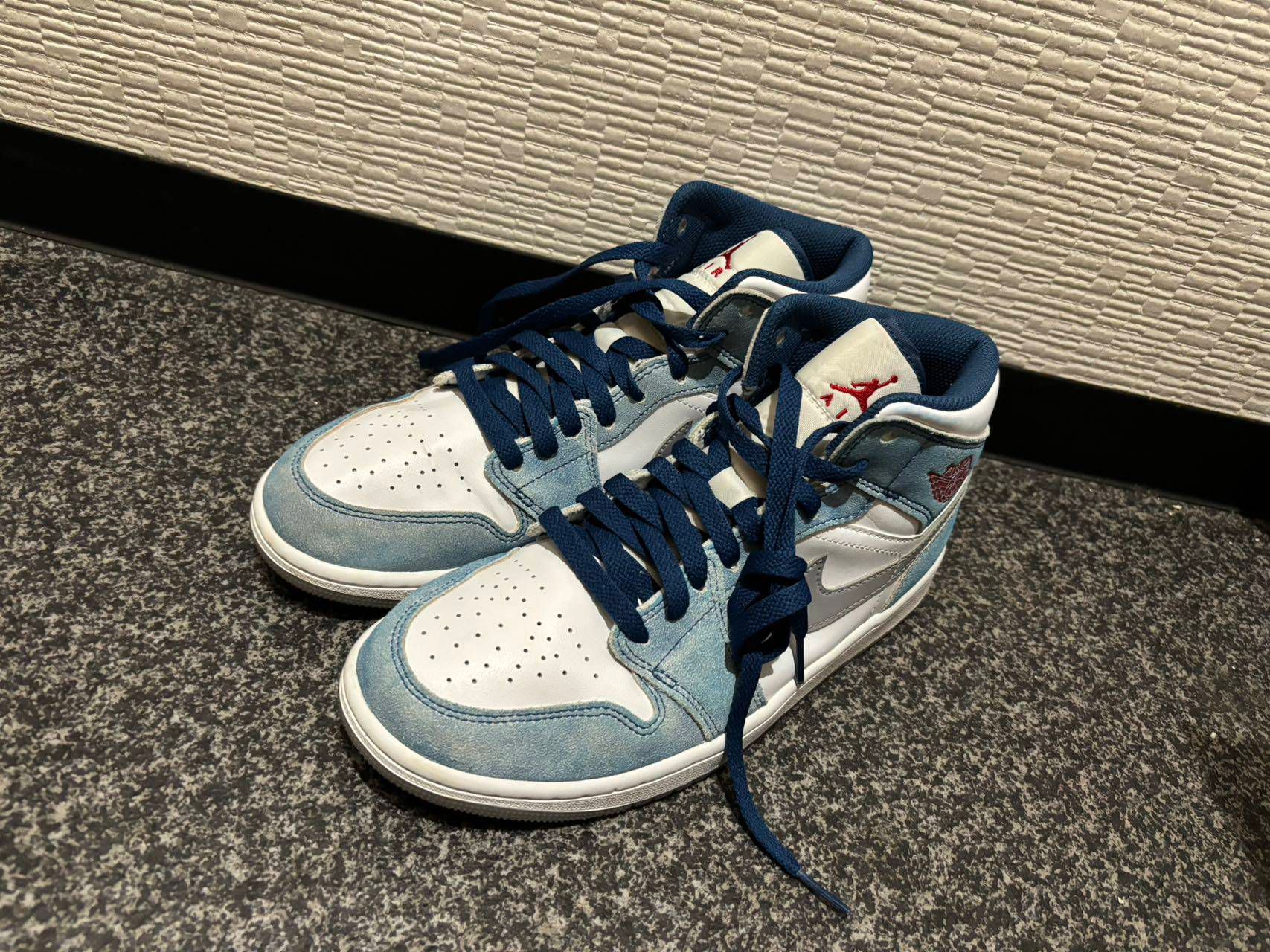 Nike Air Jordan 1 Mid SE "White/Hyper Royal/Red"