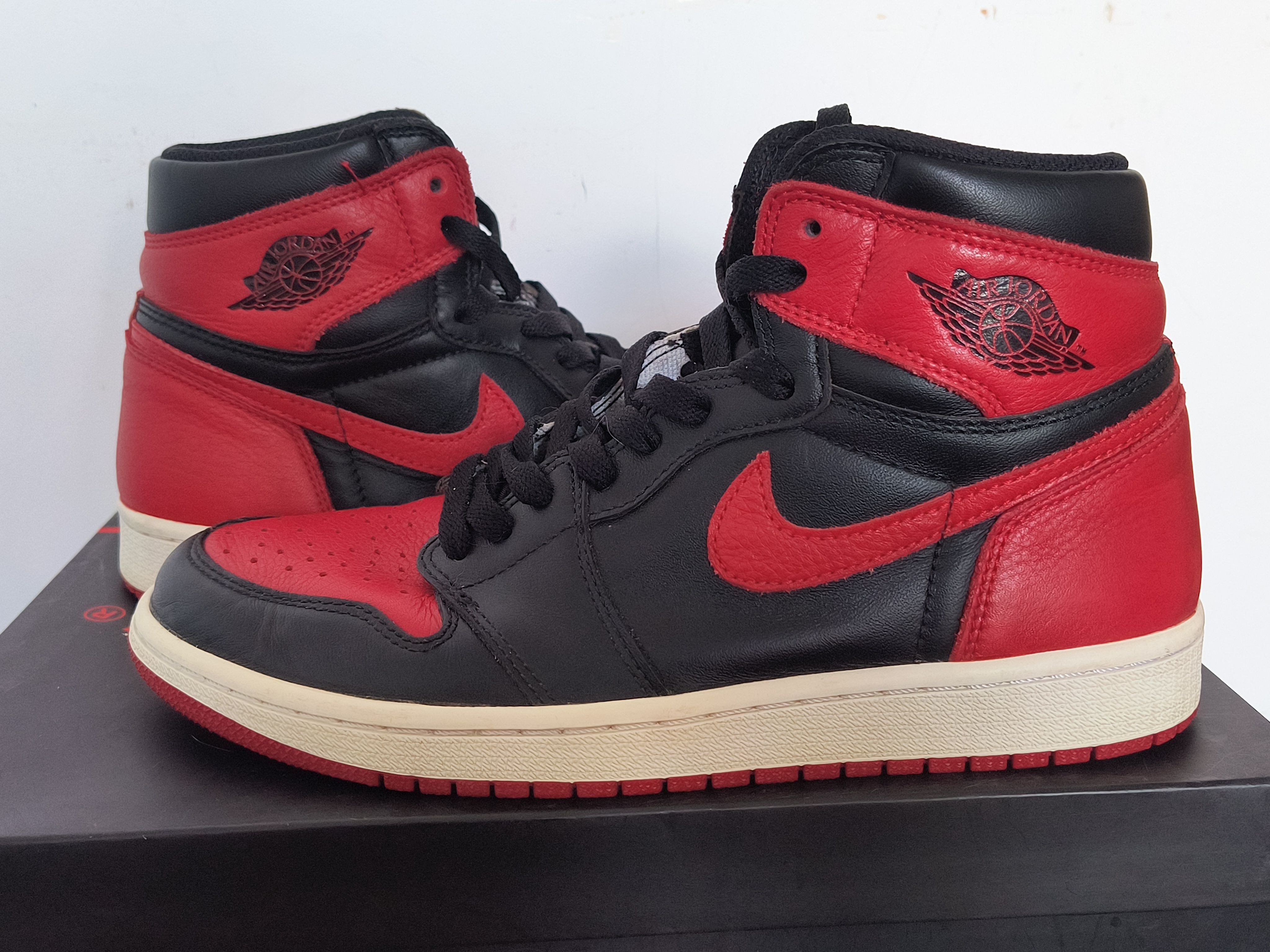 Nike Air Jordan 1 Retro High OG "Bred/Banned" (2016)