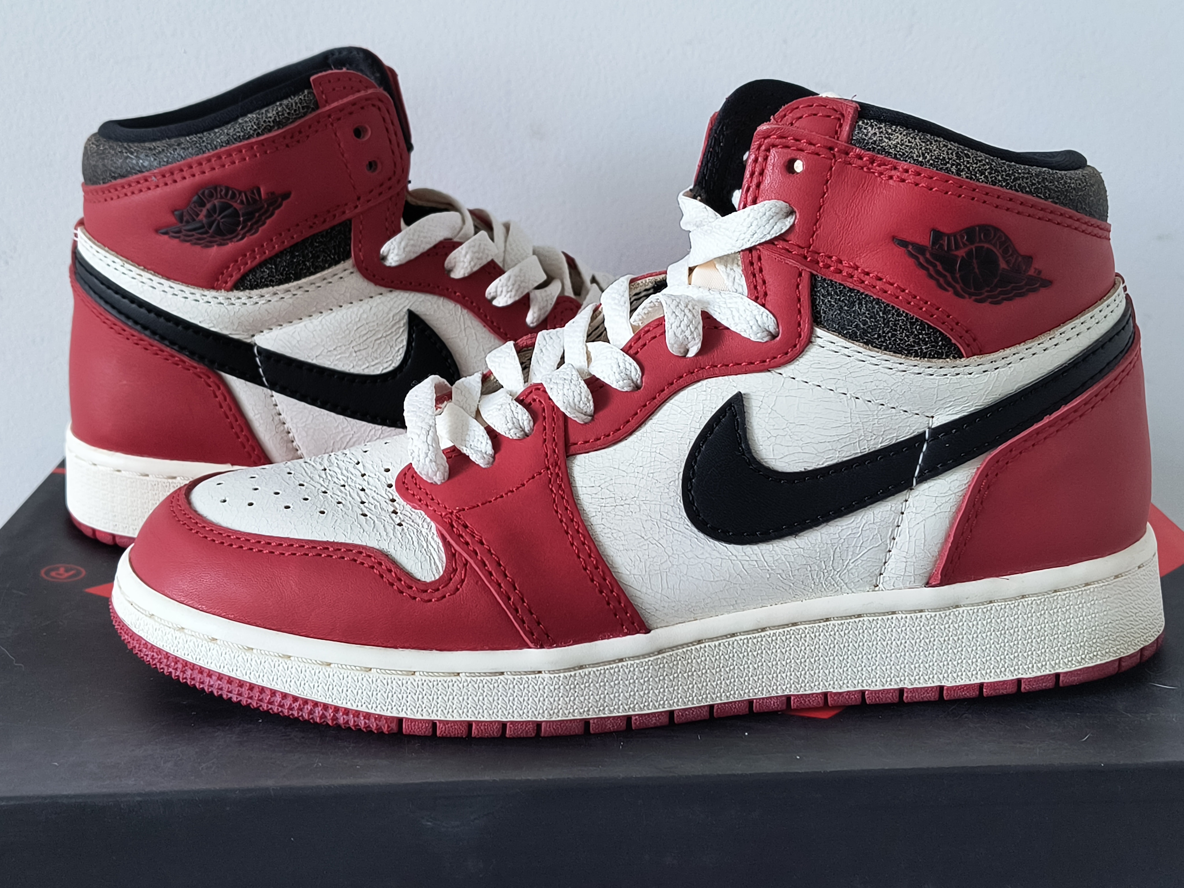Nike GS Air Jordan 1 High OG "Lost & Found/Chicago"