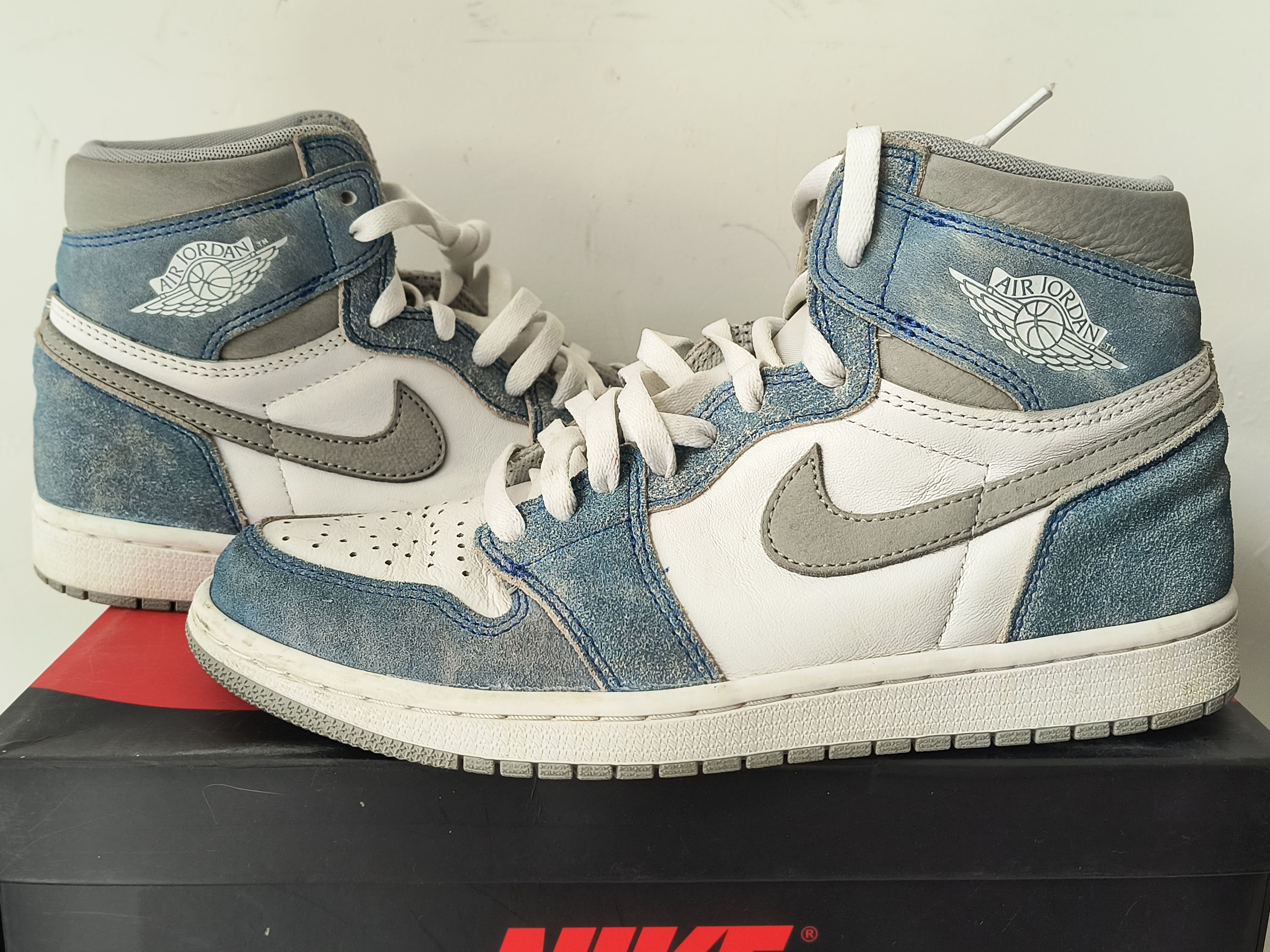 Nike Air Jordan 1 High OG "Hyper Royal"