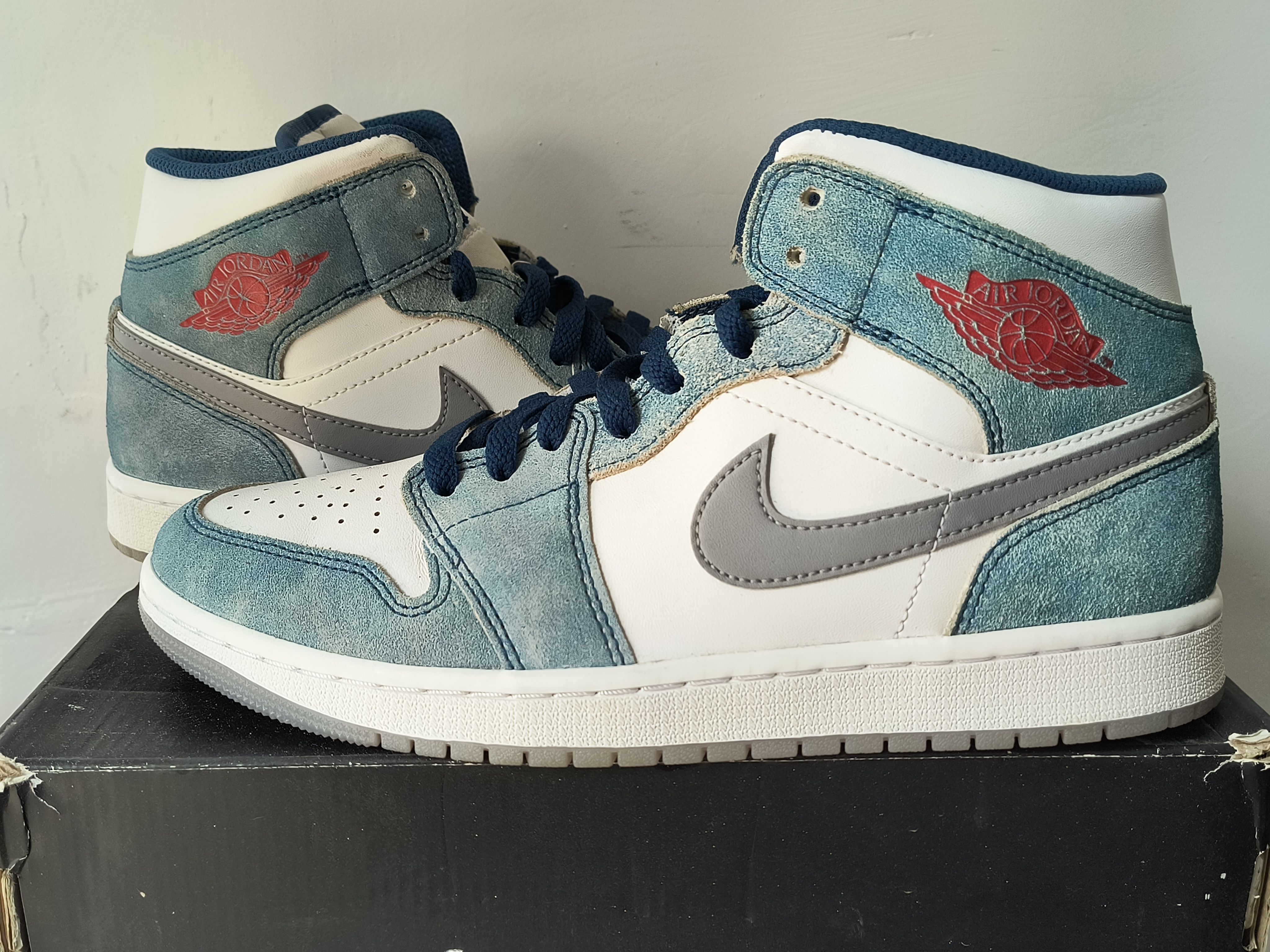 Nike Air Jordan 1 Mid SE "White/Hyper Royal/Red"